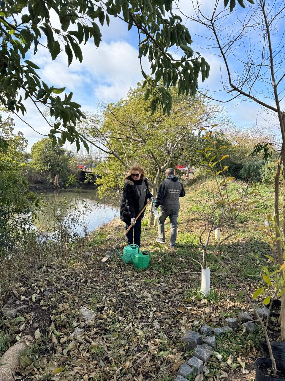 Plantación de árboles nativos en la Reserva Ecológica Lago Lugano