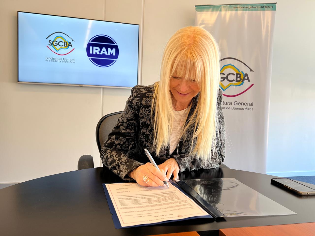 Firma de la nueva revisión de la Política de Calidad de la Sindicatura General