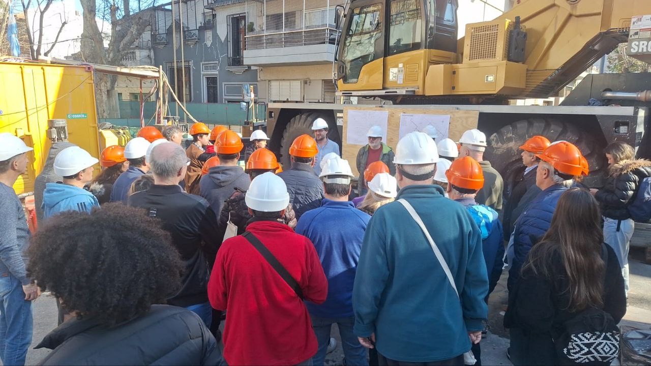 Vecinos de Villa Santa Rita recorrieron los avances del plan hidráulico en la Comuna 11