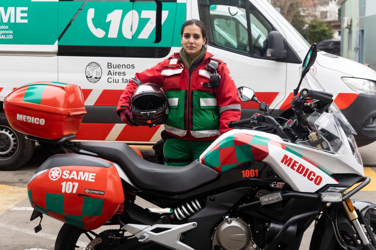 Salvar vidas en dos ruedas: la médica que atiende emergencias del SAME en moto