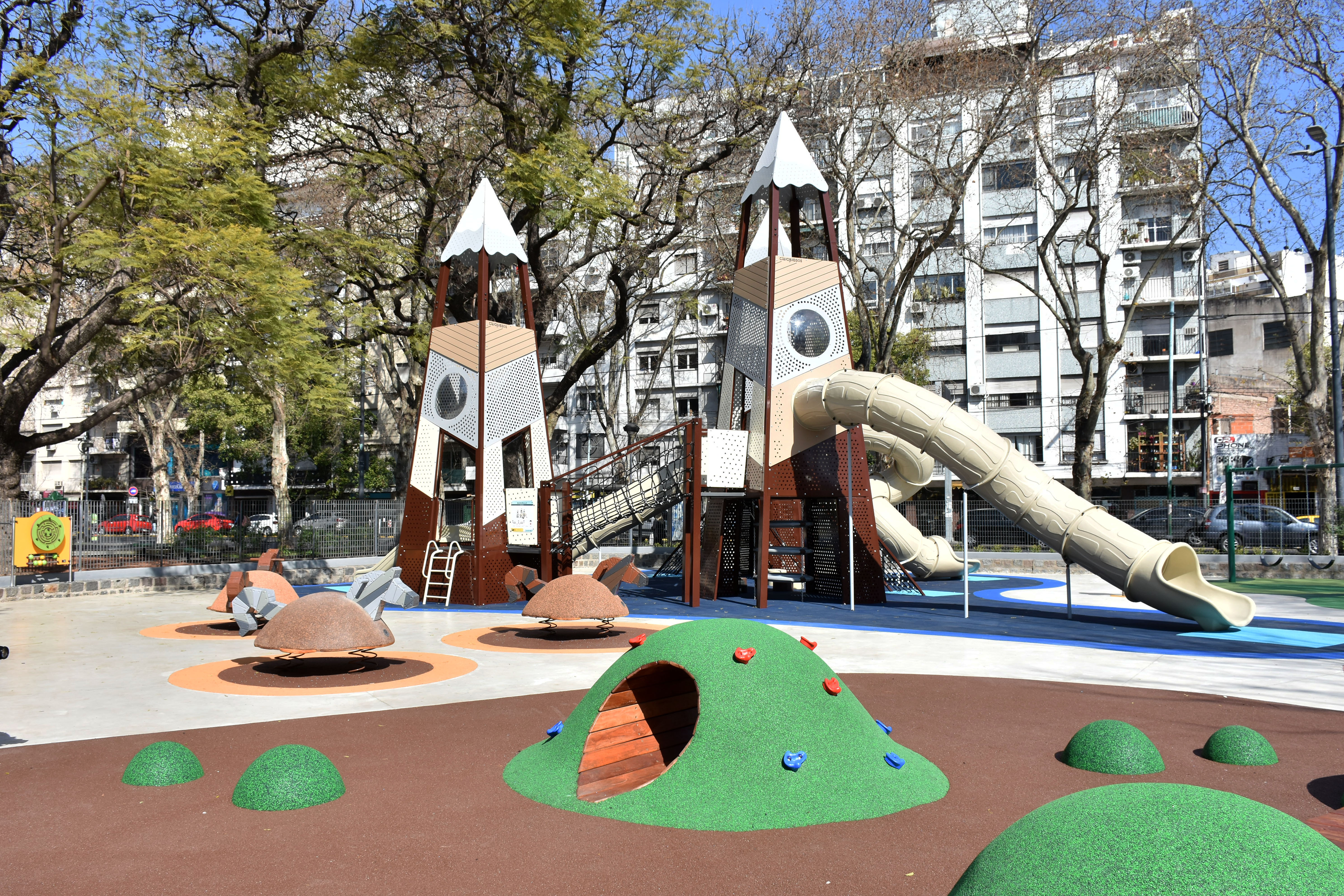 La Plaza 24 de Septiembre ya cuenta con un renovado patio de juegos