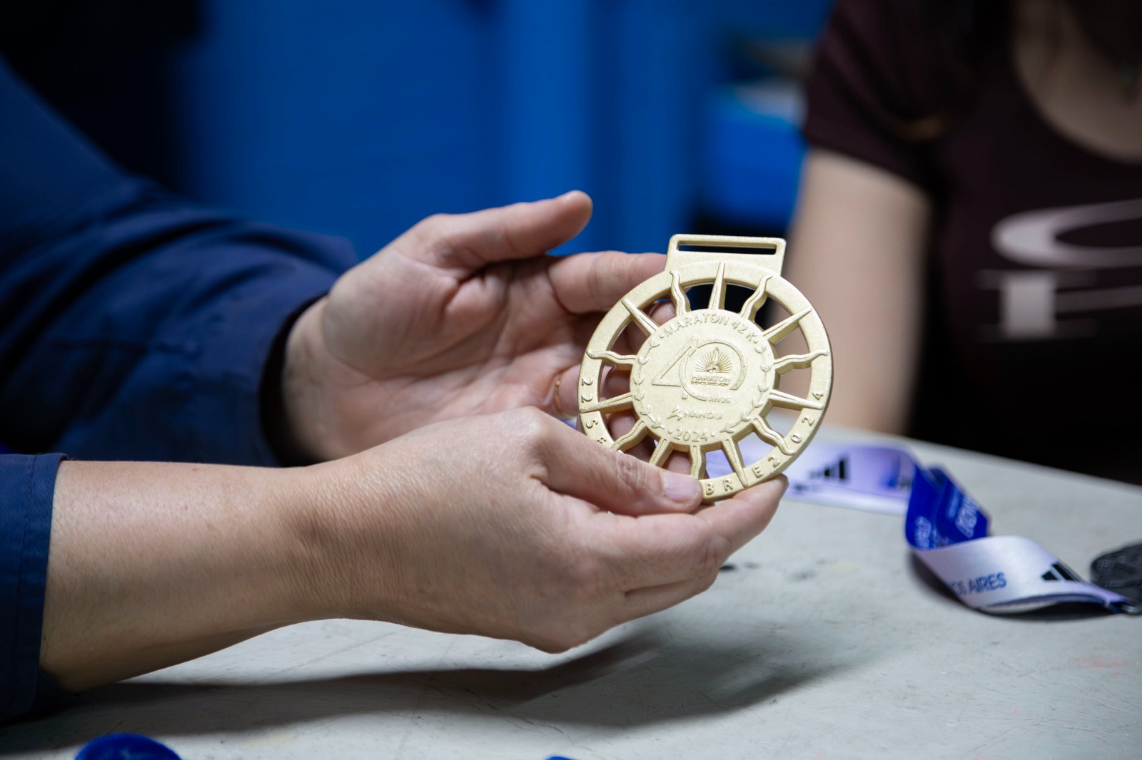 La increíble historia de las estudiantes porteñas que diseñaron las medallas que terminaron en 35 mil hogares de todo el mundo
