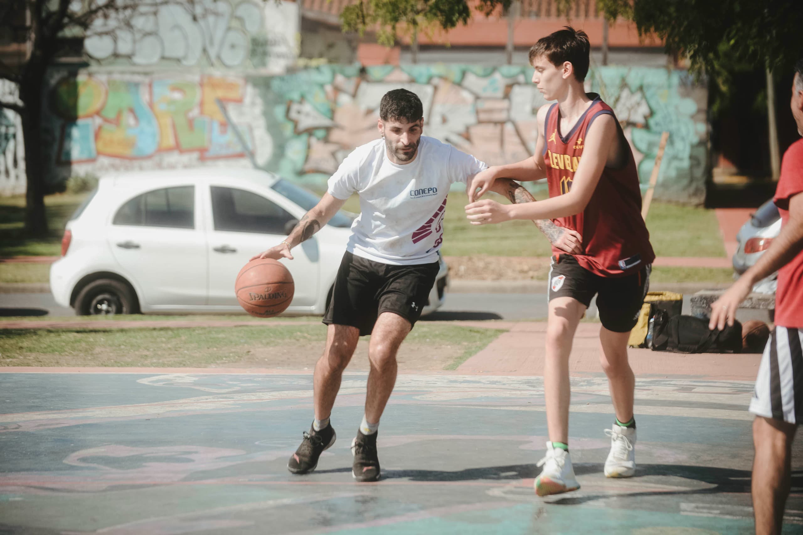 Como en Estados Unidos, pero en las plazas porteñas: así se juega al básquet callejero