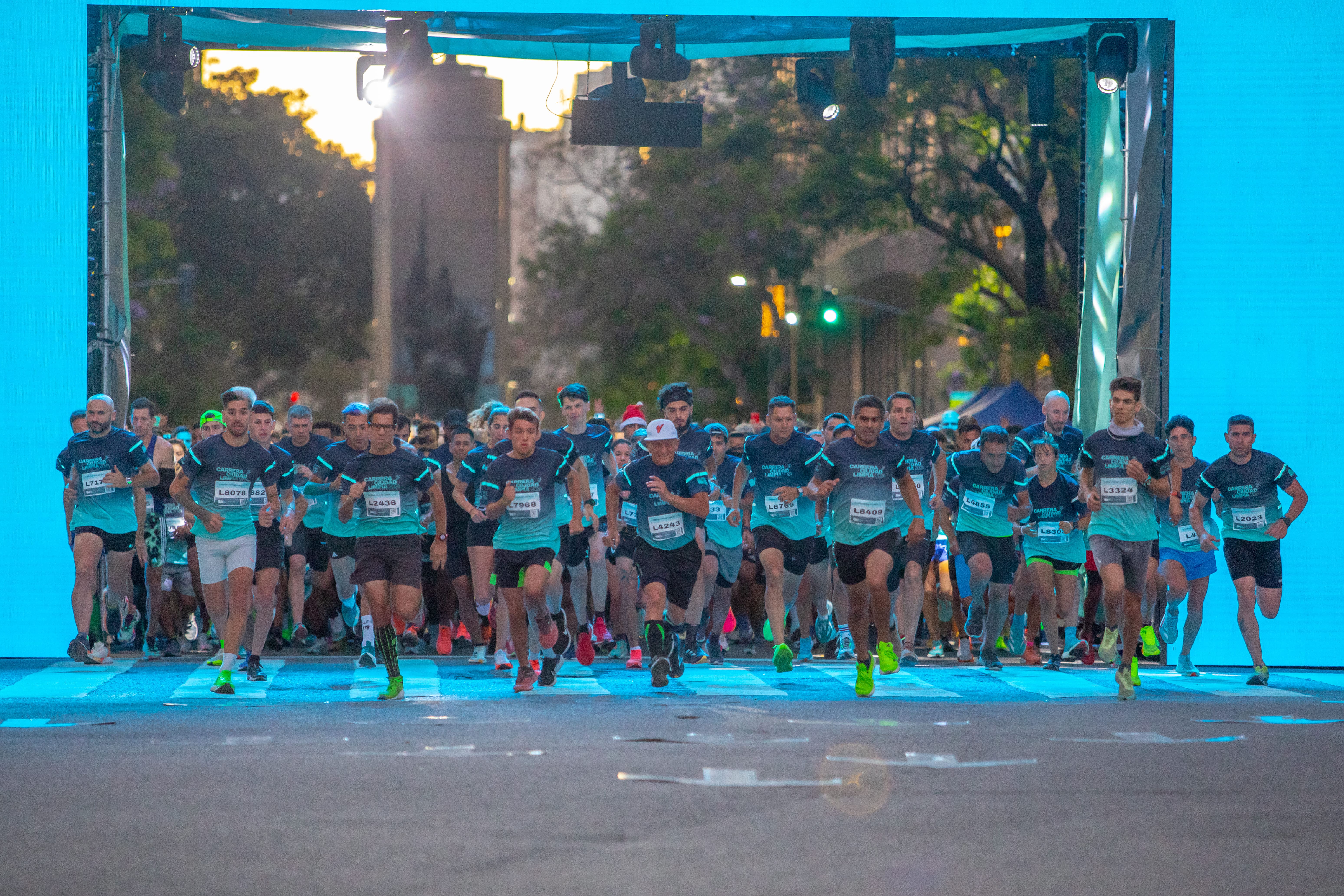 Más de 8.000 personas participaron este domingo de la Carrera Ciudad Limpia 2024