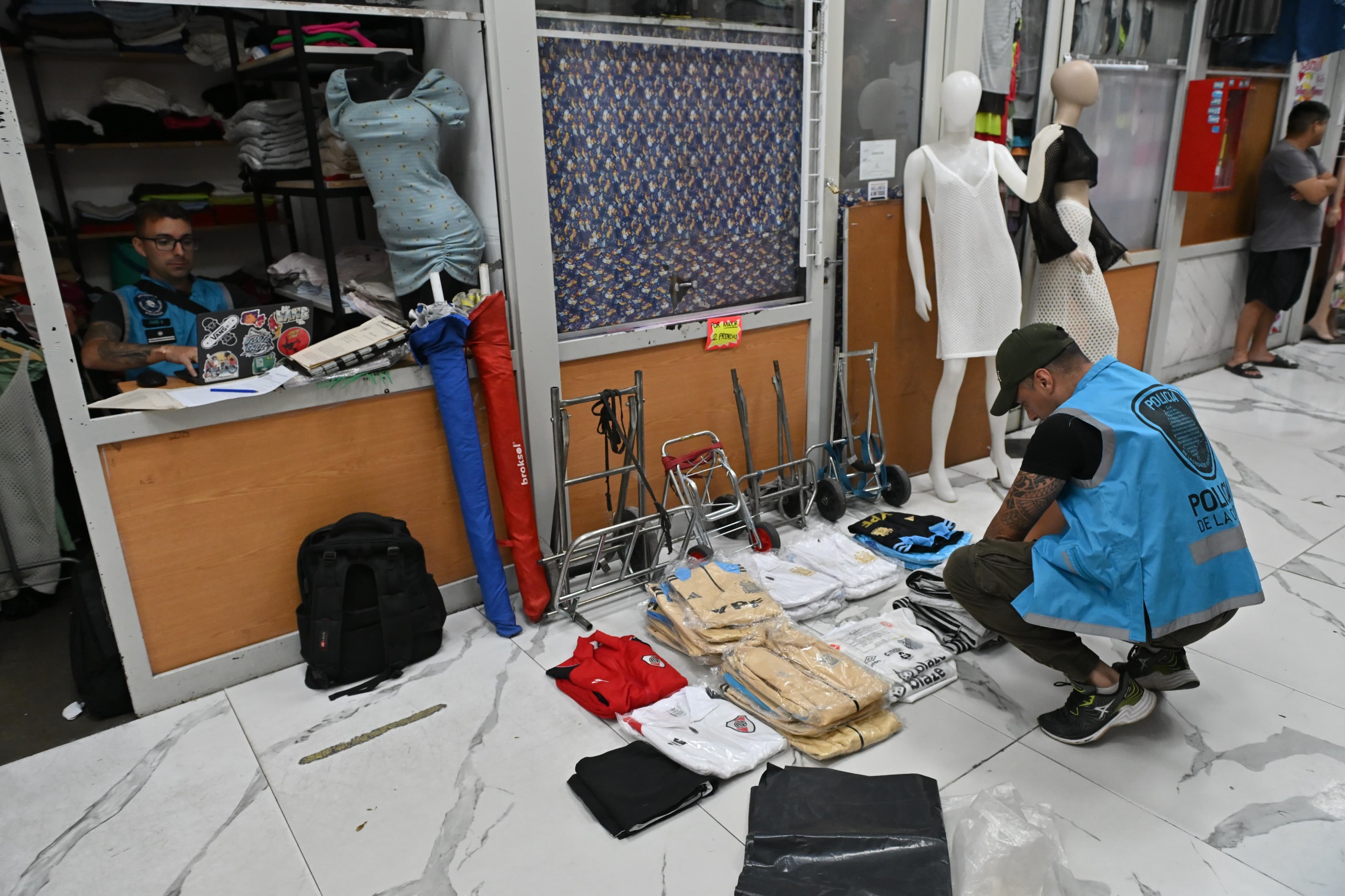 La Ciudad mantendrá la policía e inspectores en Flores para evitar que se vuelvan a instalar los manteros