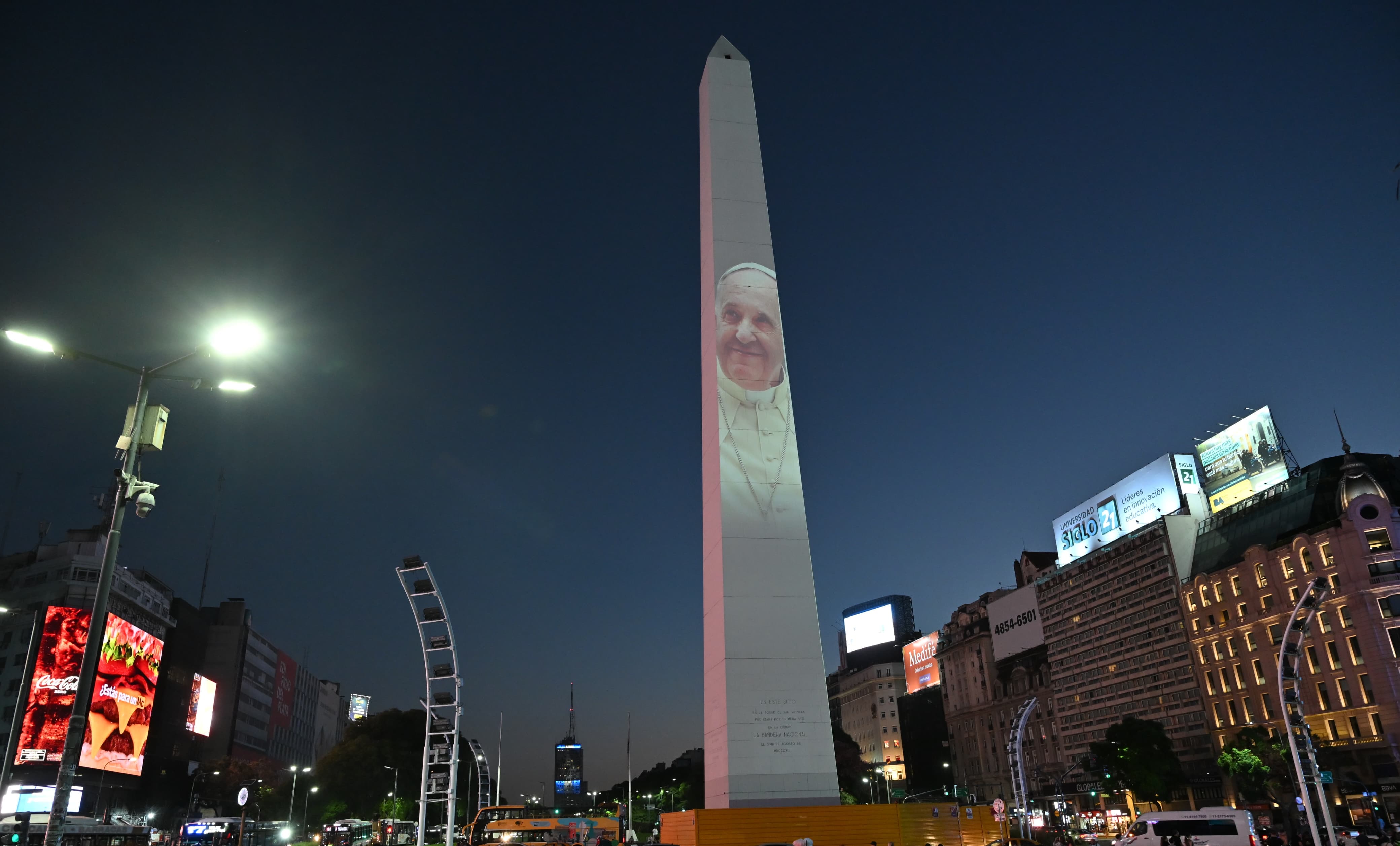 La Ciudad interviene el Obelisco con un mapping en apoyo al Papa Francisco y un homenaje a la familia Bibas