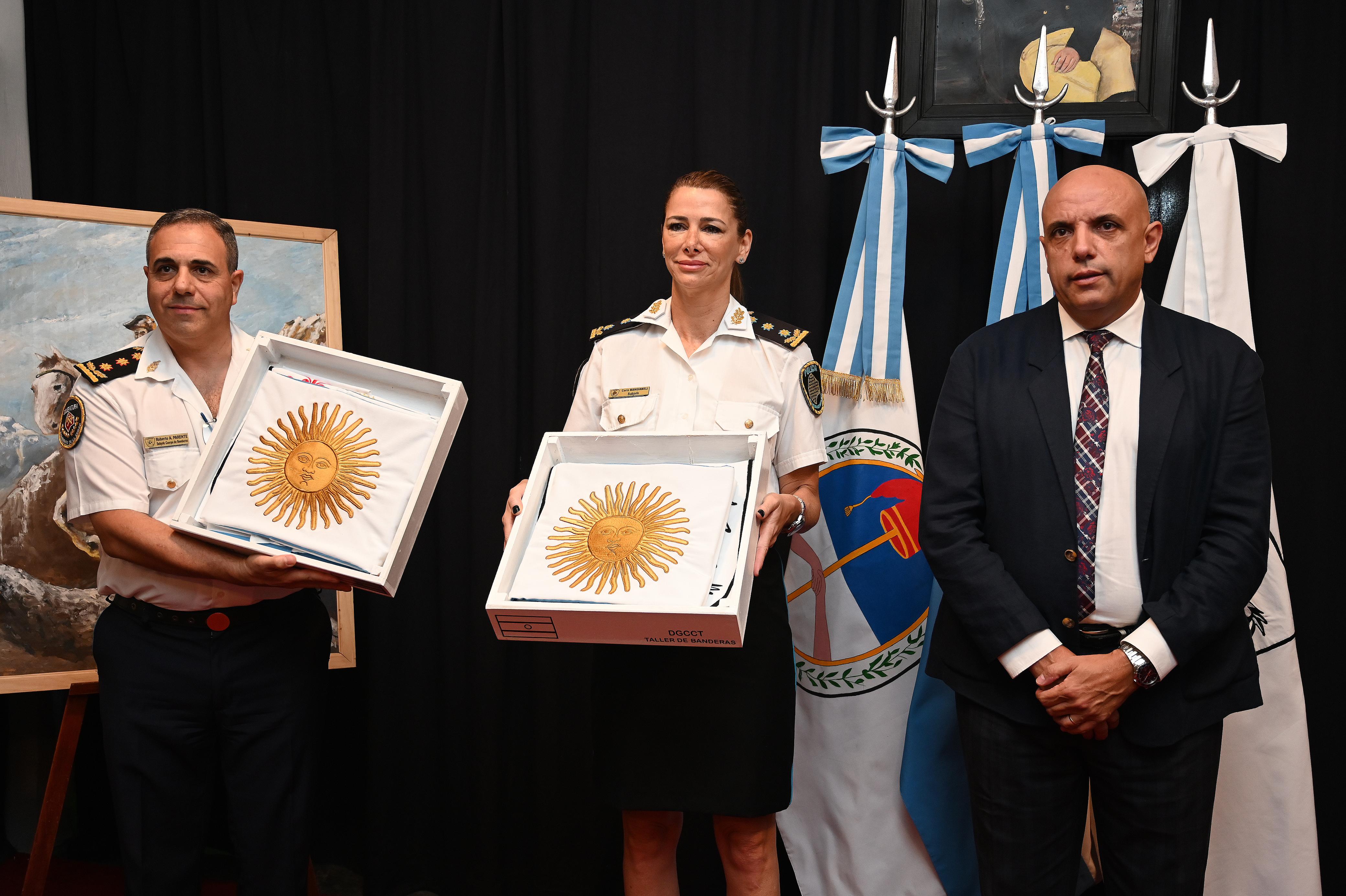 La Ciudad hizo entrega de banderas de flameo a las comisarías y estaciones de bomberos  