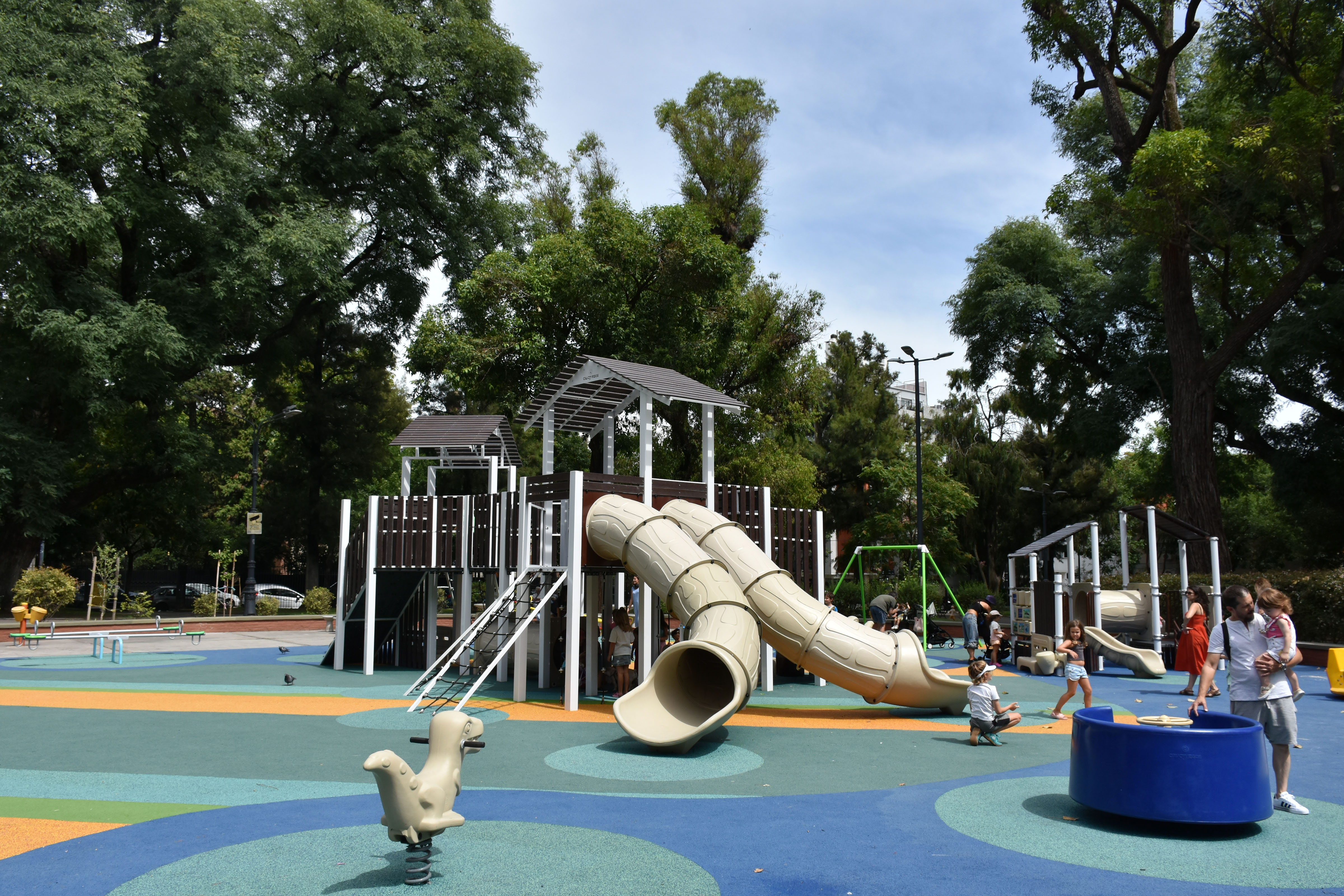 Plaza Castelli renovó su patio de juegos con más seguridad y accesibilidad