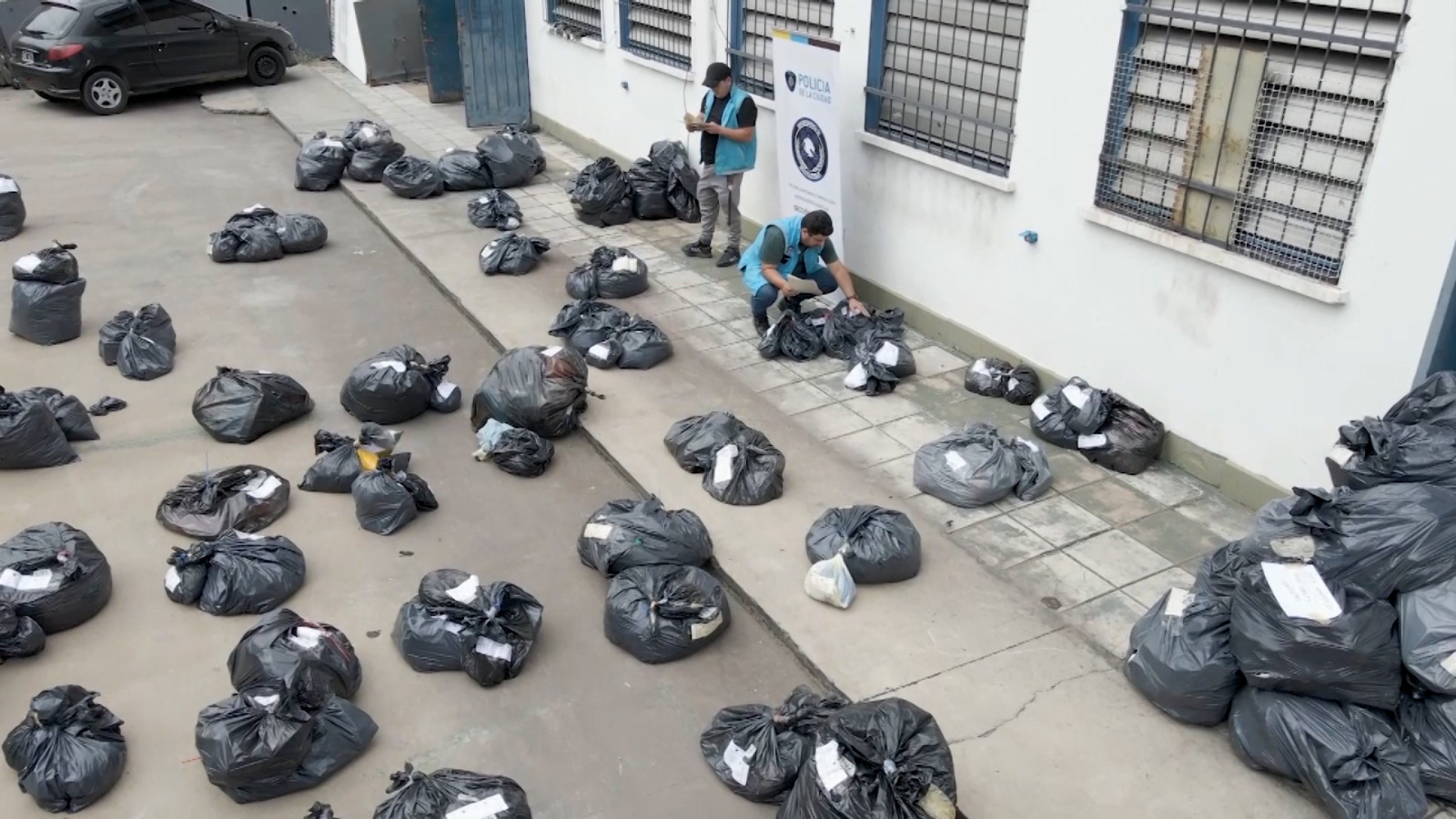 La Policía de la Ciudad entregó mercadería secuestrada en allanamientos a Bahía Blanca