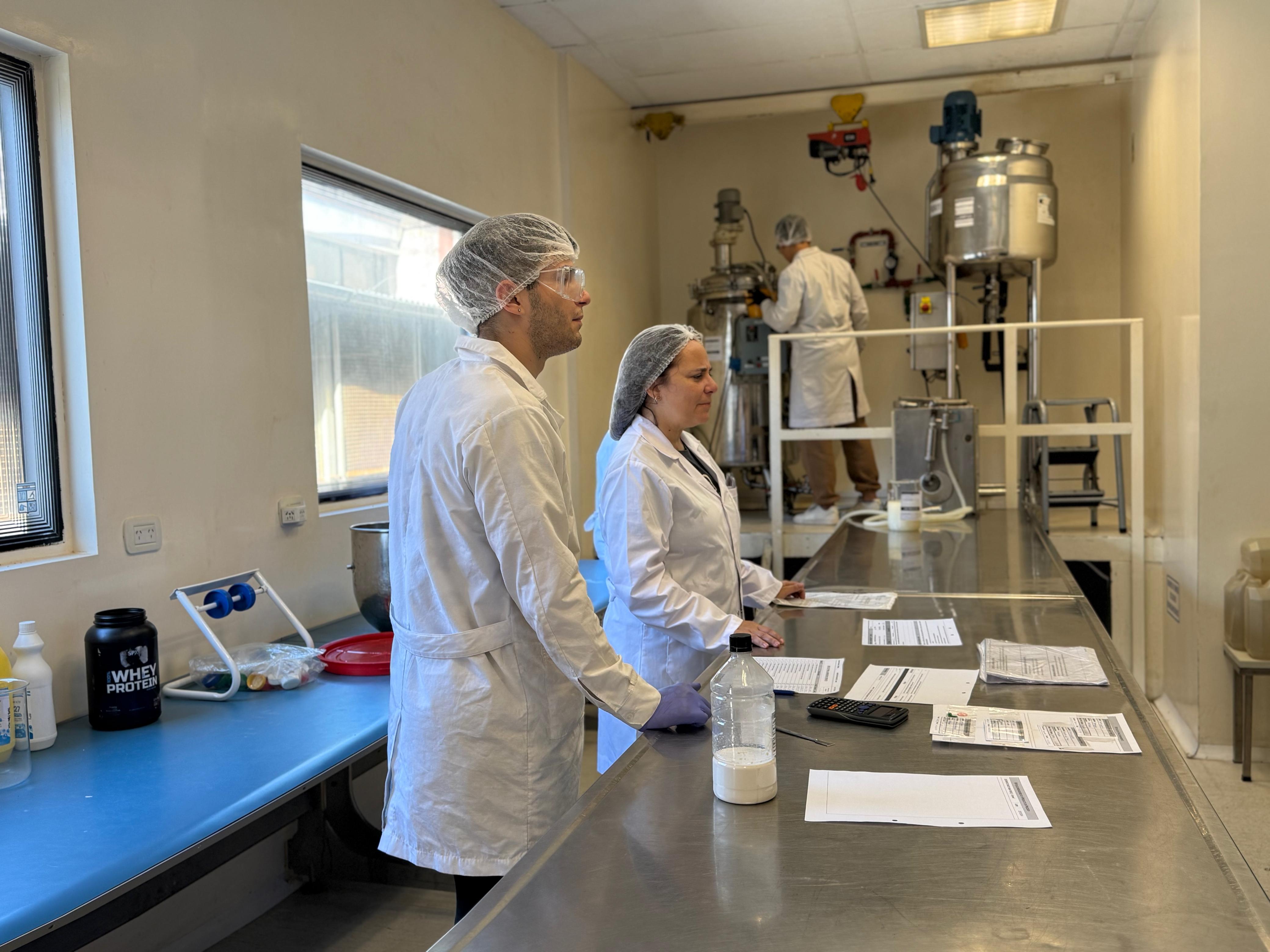 Solidaridad en acción: la Escuela Técnica Hipólito Yrigoyen elaboró y donó productos domisanitarios para Bahía Blanca