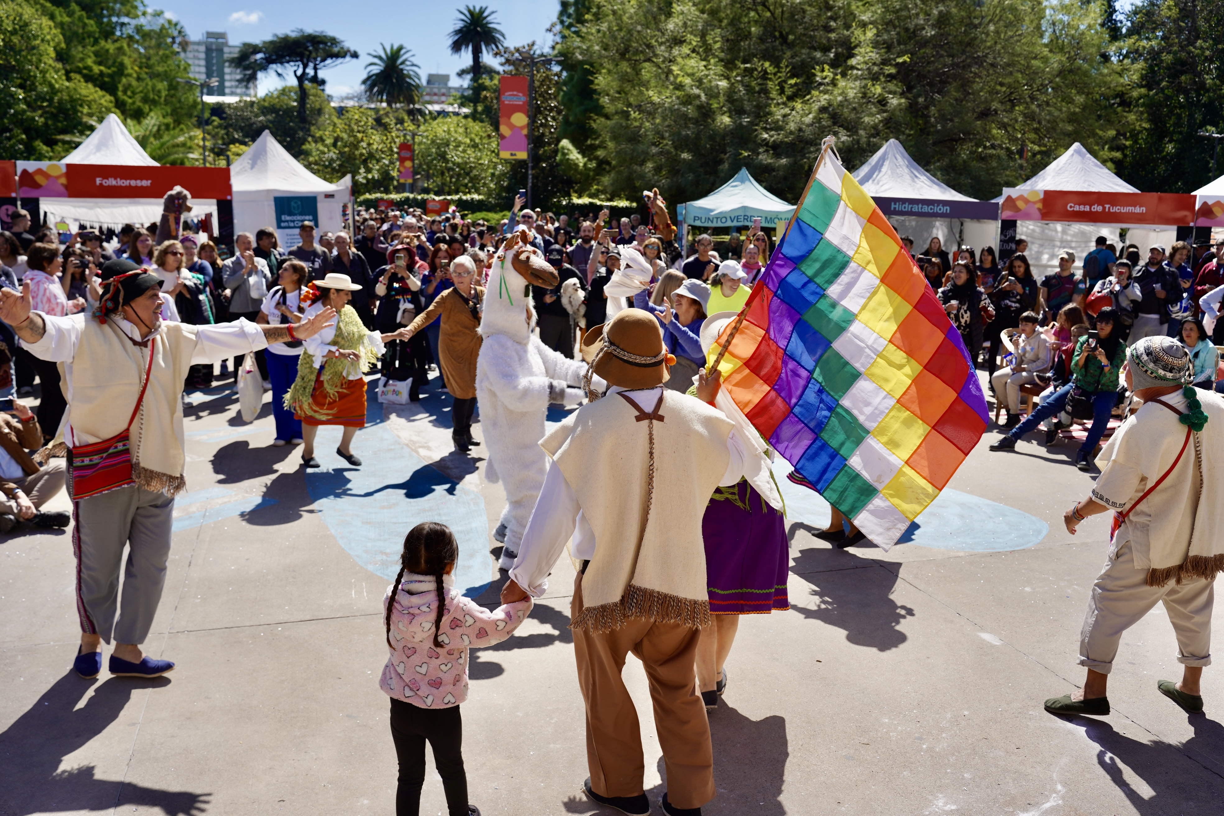 Más de 15.000 personas participaron en una jornada llena de música, sabores y tradición en la Feria de las Regiones