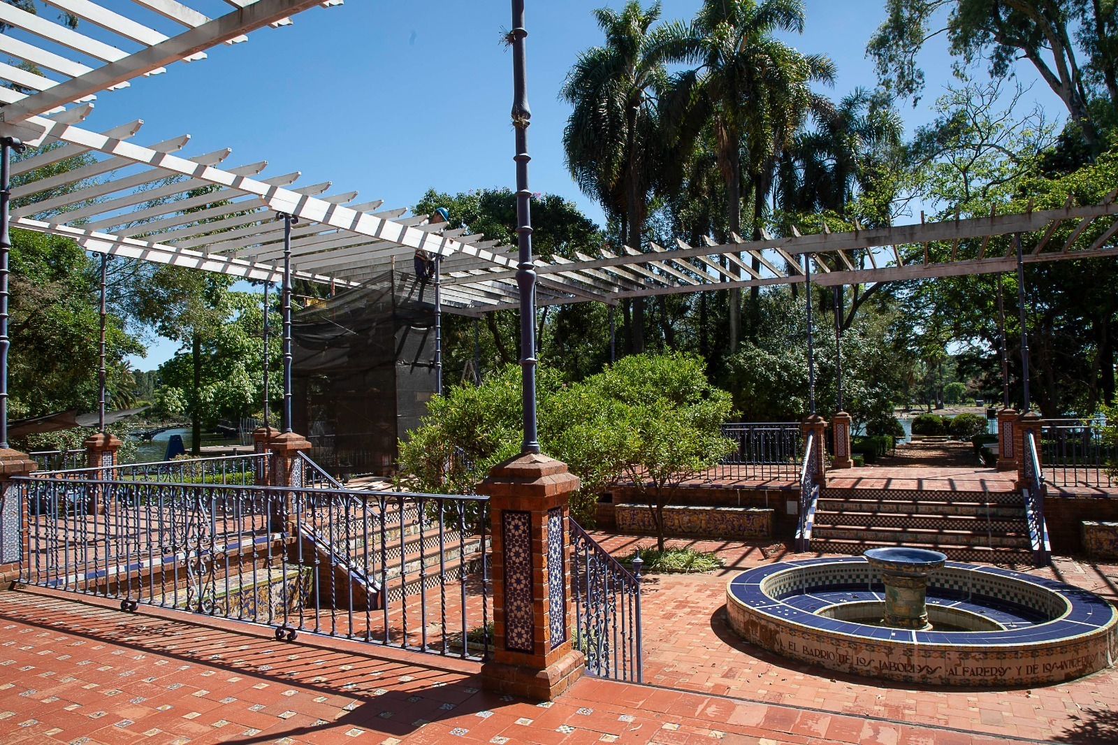 La Ciudad avanza en la restauración del Patio Andaluz, un espacio emblemático del Rosedal