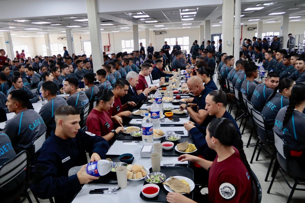 Horacio Giménez y Laura Alonso encabezaron un almuerzo con cadetes de Policía y Bomberos de la Ciudad