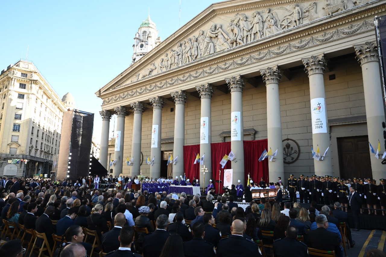 La despedida multitudinaria al Papa Francisco en la Catedral Metropolitana