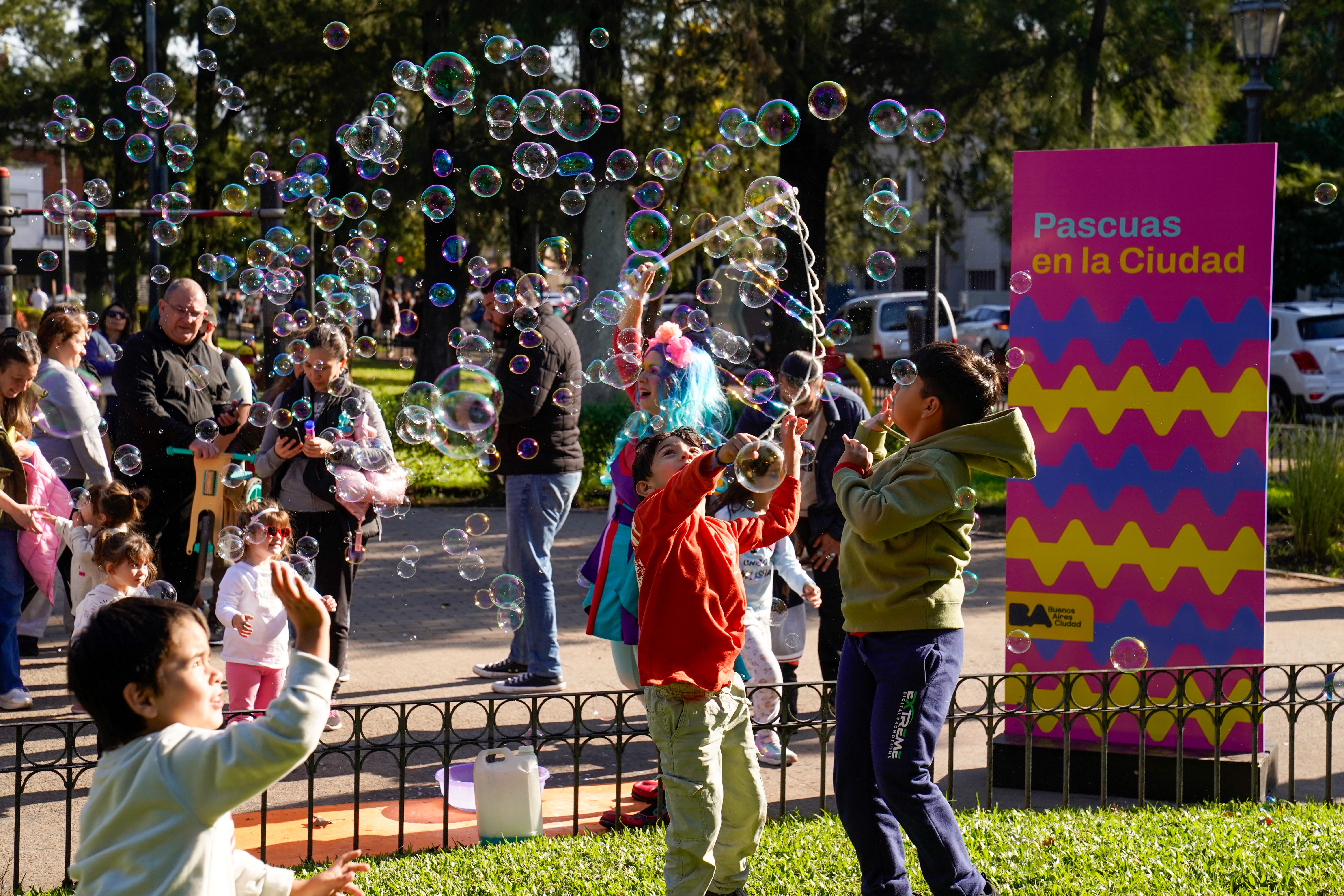 Pascuas en los Barrios: las familias llenaron las plazas de la Ciudad