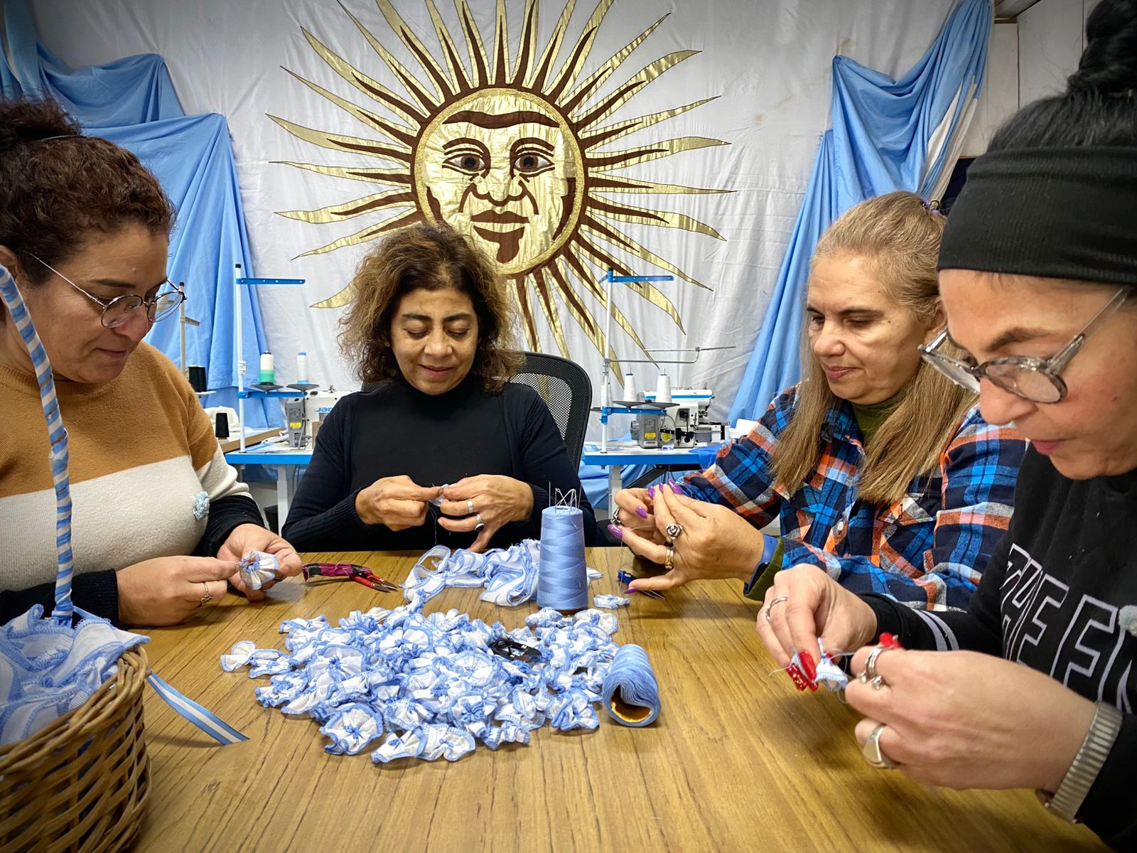 La Ciudad conmemora el 25 de mayo en la Feria de Mataderos con la entrega de escarapelas