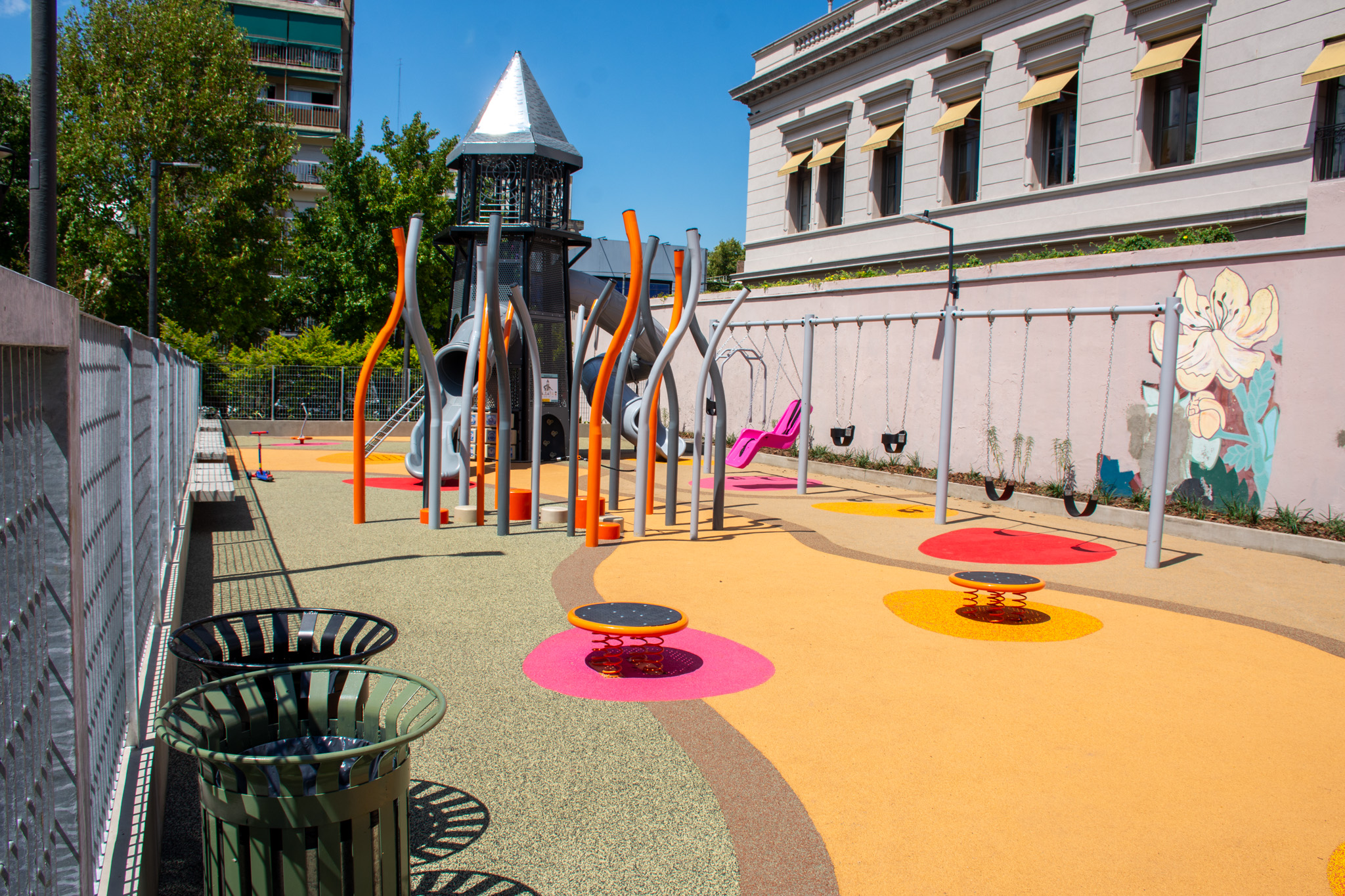 Villa Crespo recuperó el Patio John Malcolm con más verde, juegos y un canil