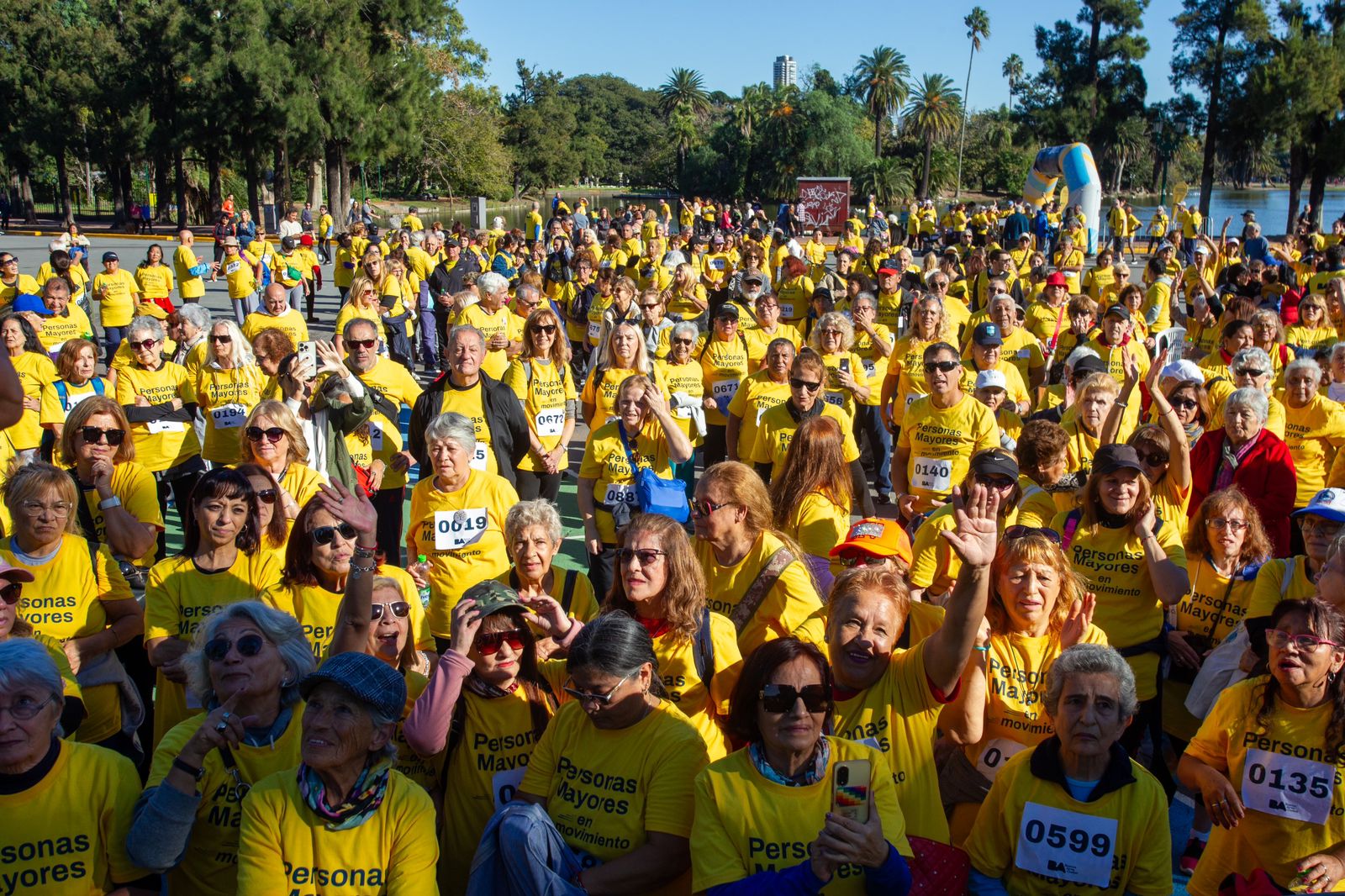 Más de 800 personas mayores participaron de la correcaminata “Personas Mayores en Movimiento” en El Rosedal