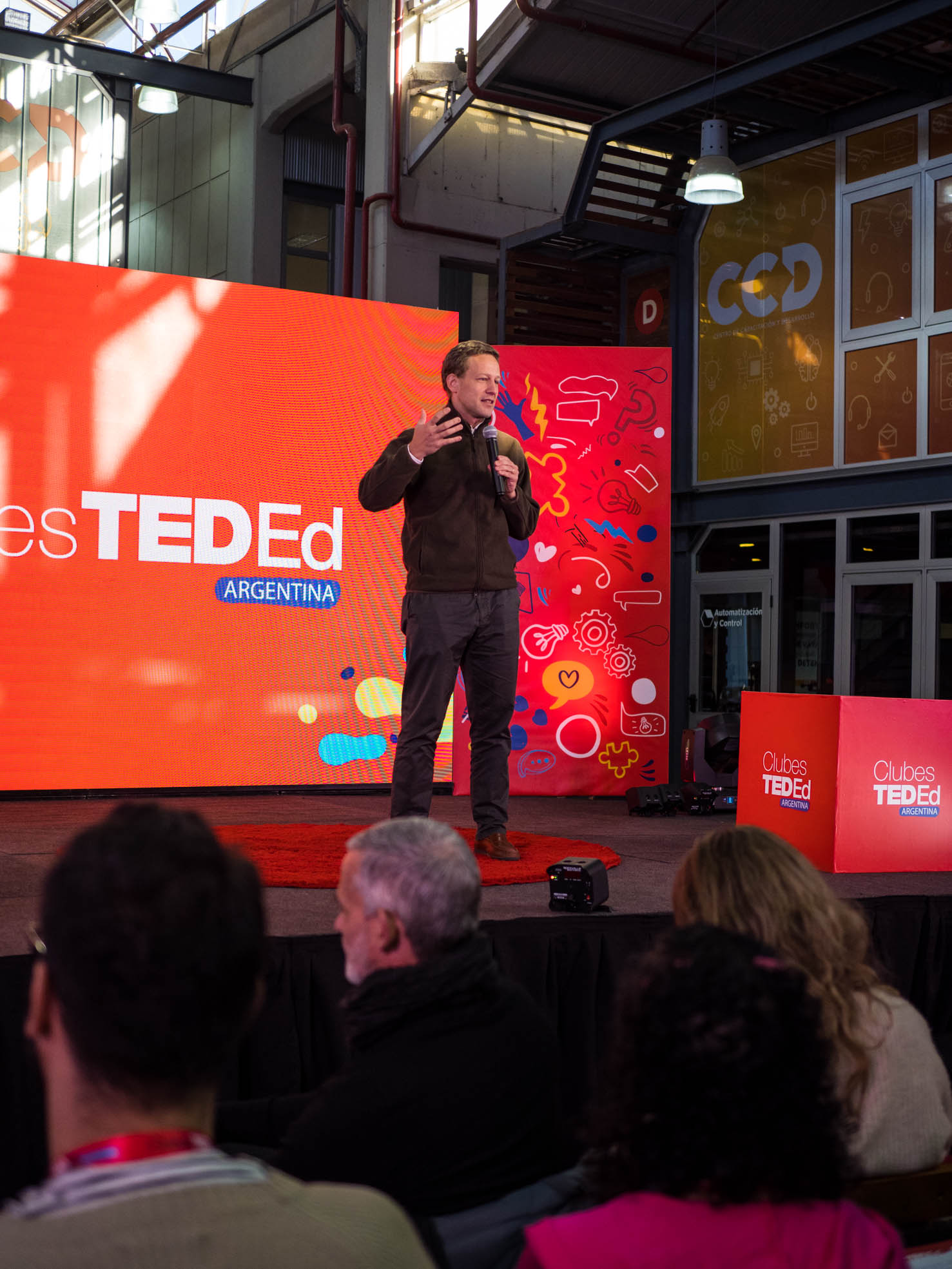 Más de 230 docentes y directivos participaron del encuentro de Clubes TED-Ed 2025