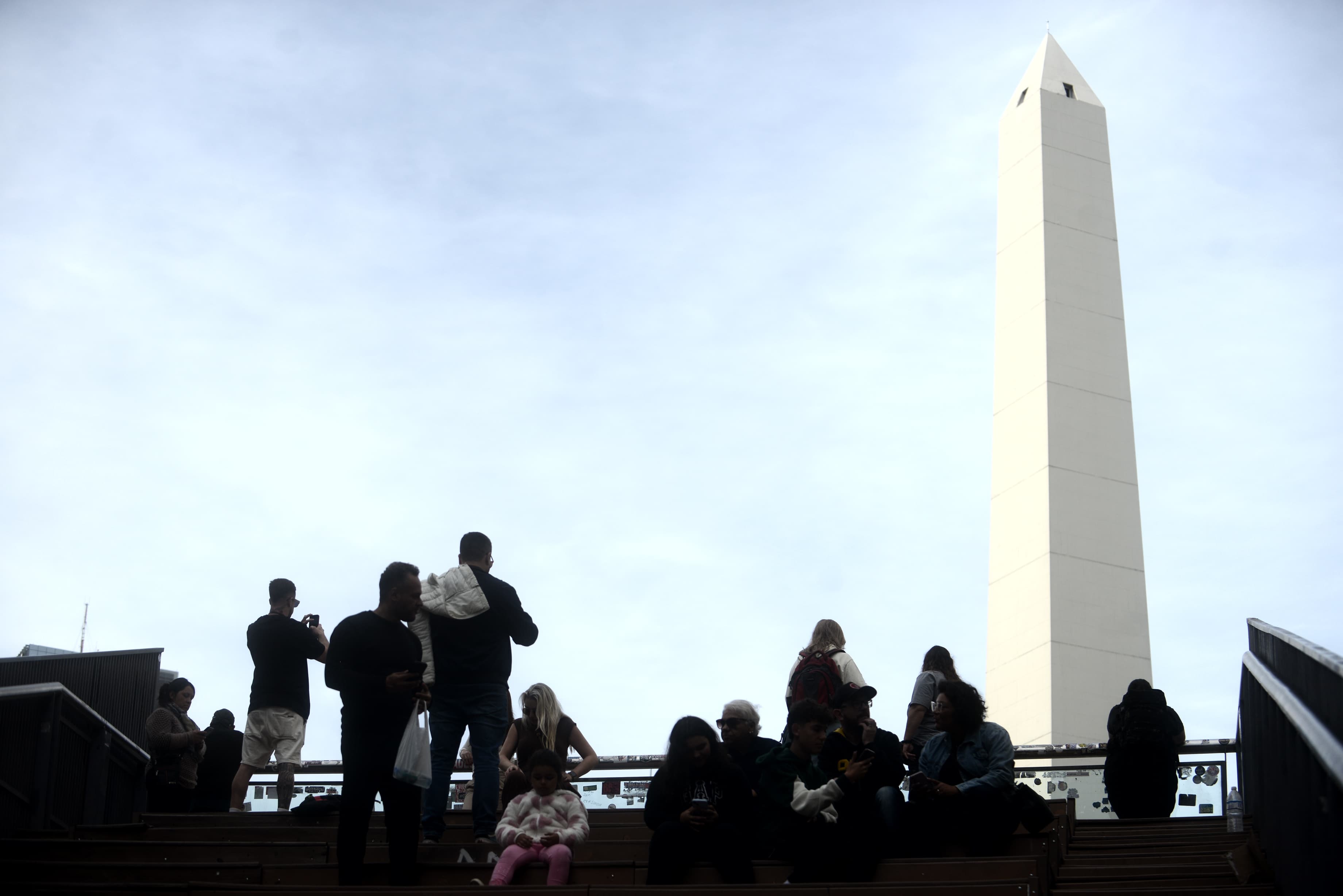Siguen las visitas al nuevo mirador del obelisco este fin de semana