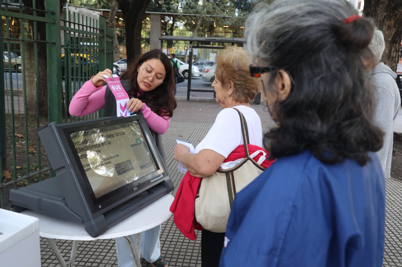 Se habilitaron más de 120 puestos de capacitación para votar con Boleta Única Electrónica