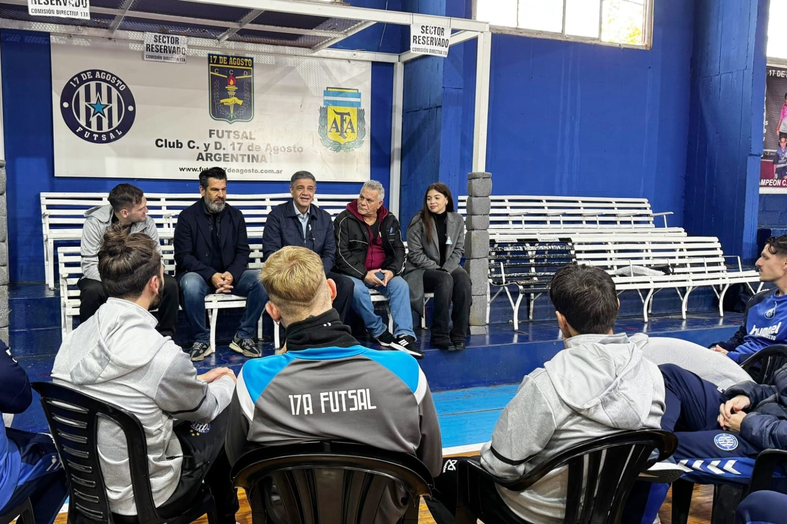 Jorge Macri acompañó al equipo de Futsal 17 de Agosto antes de su debut en la Copa Libertadores