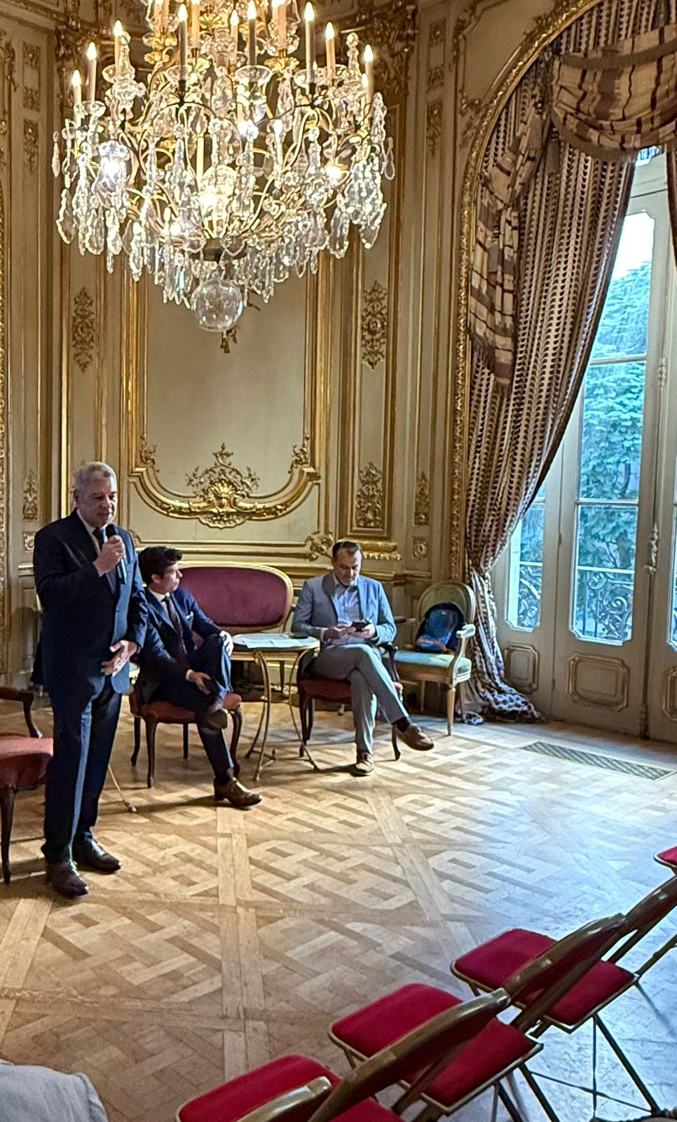 El Ministro Giménez disertó en la embajada de Francia