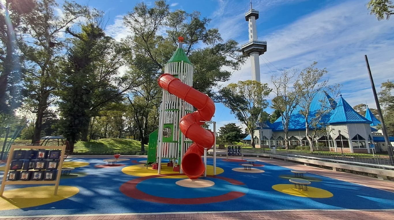 La Ciudad inaugura un nuevo patio de juegos en el Parque de la Ciudad con una jornada de actividades para toda la familia