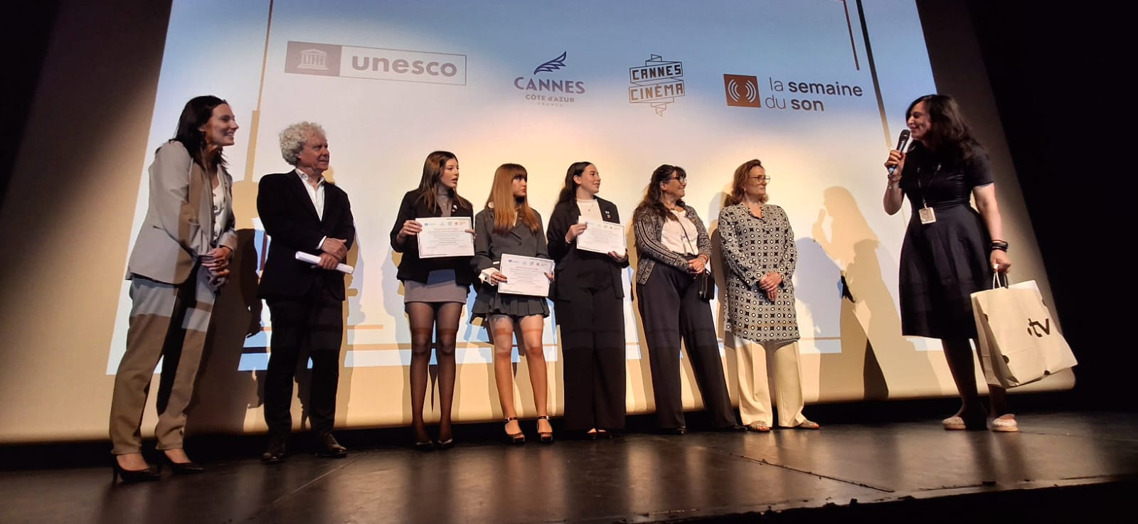 Estudiantes secundarias de la Ciudad ganan un premio internacional en el Festival de Cannes