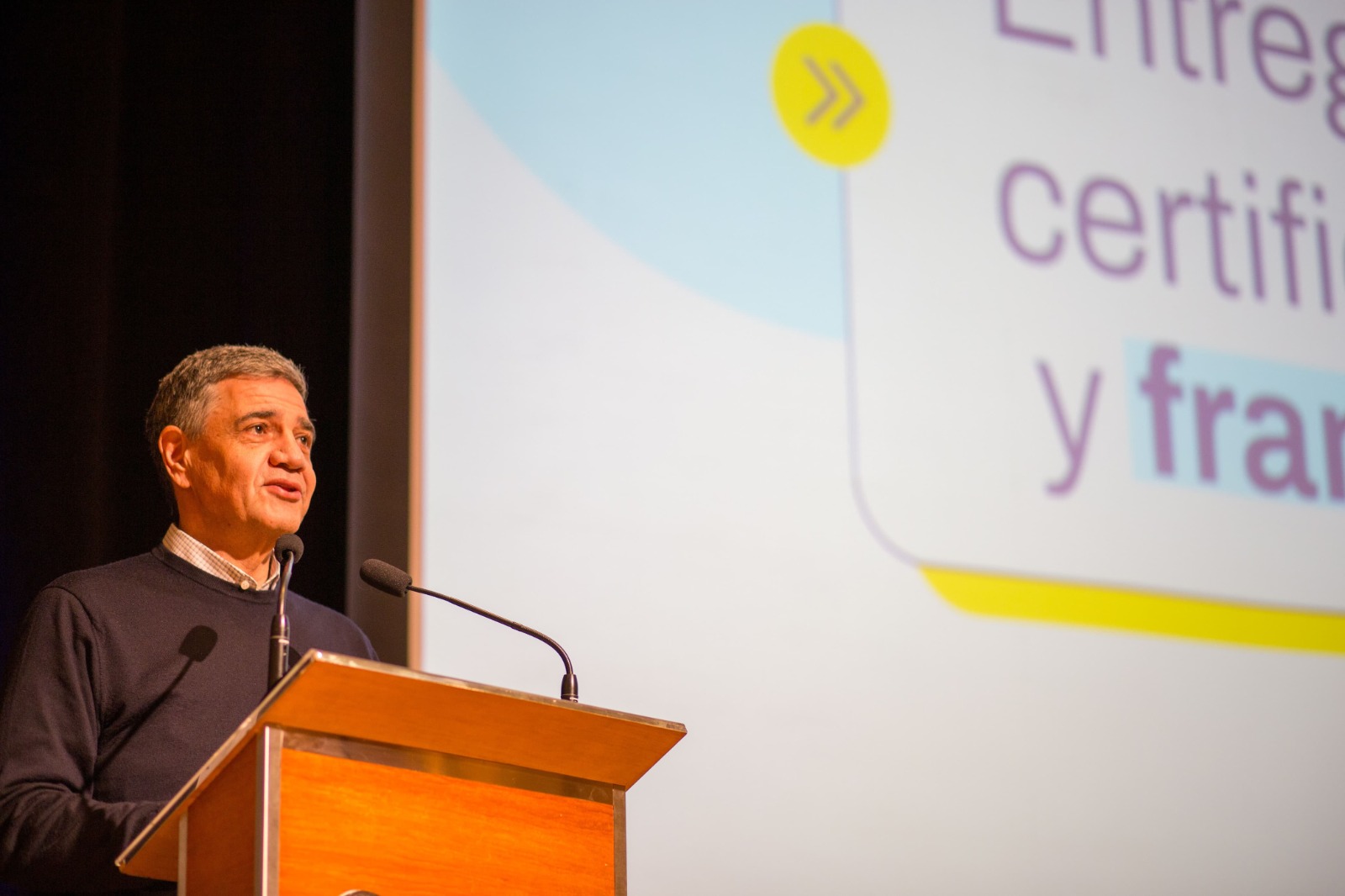 Jorge Macri entregó certificados de inglés y francés a chicos de escuelas primarias