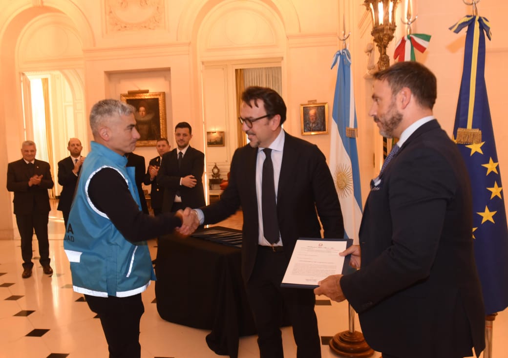 Reconocimiento al Ministerio de Seguridad y la Policía de la Ciudad en la Embajada de Italia