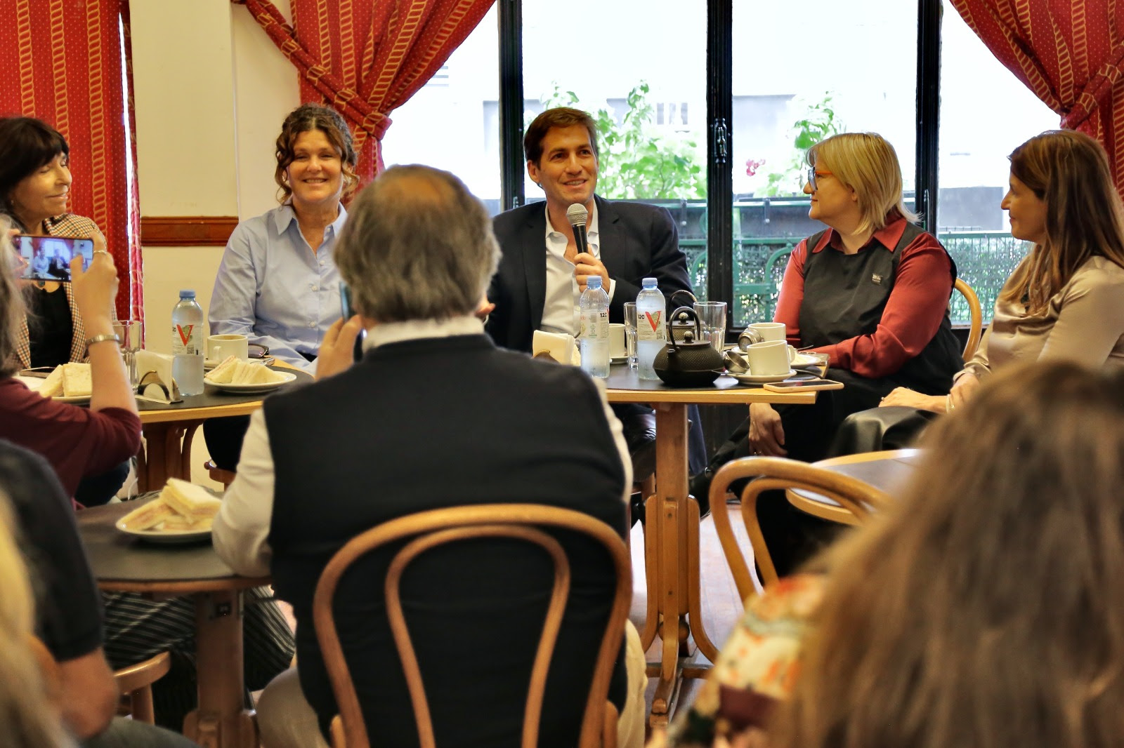 La Biblioteca Pública Digital Jorge Luis Borges celebra el Día del Periodista con una lista de libros escritos por los participantes del encuentro URGENTE!