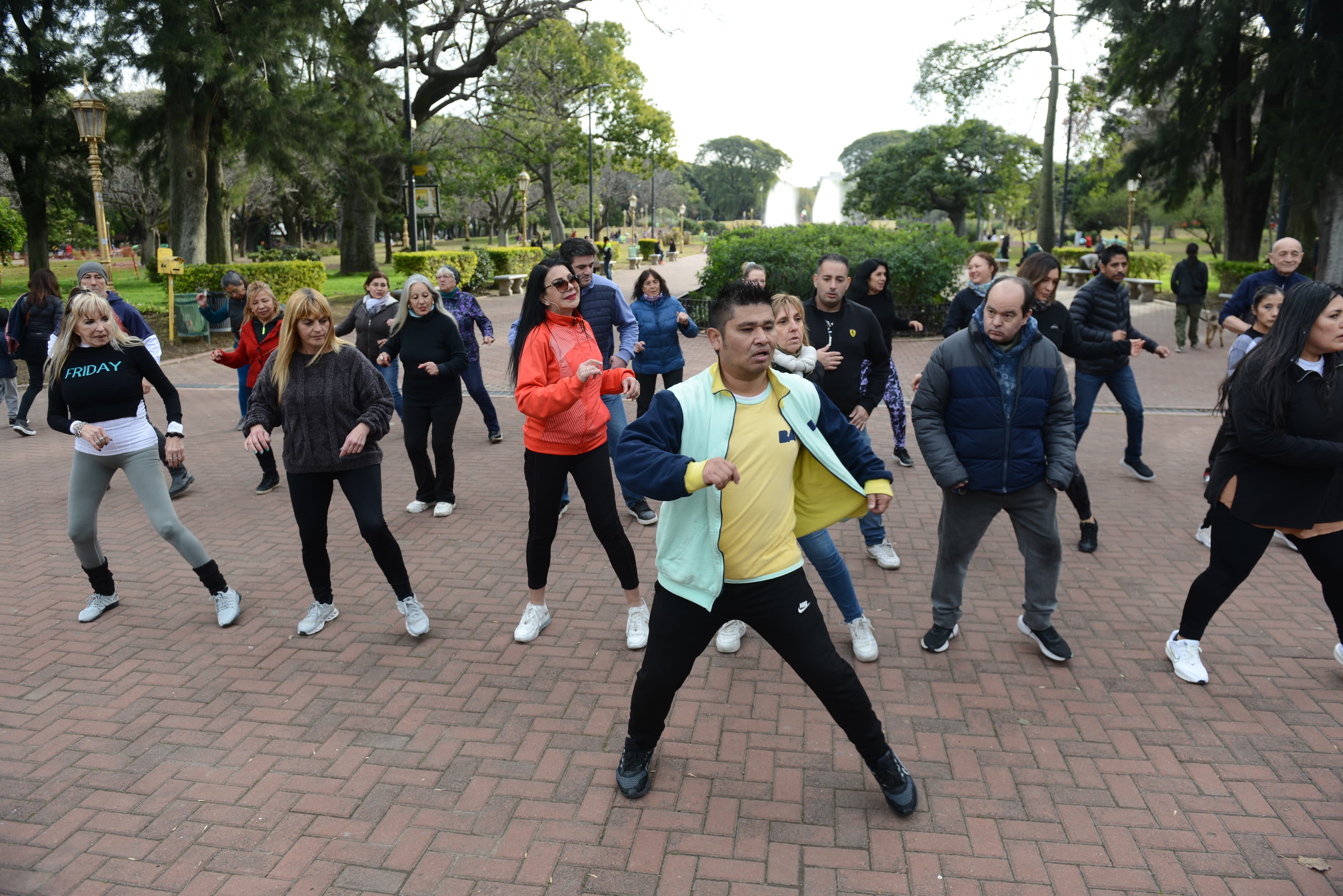 De Showmatch a las Estaciones Saludables: el coreógrafo que da clases de salsa y bachata en las plazas porteñas