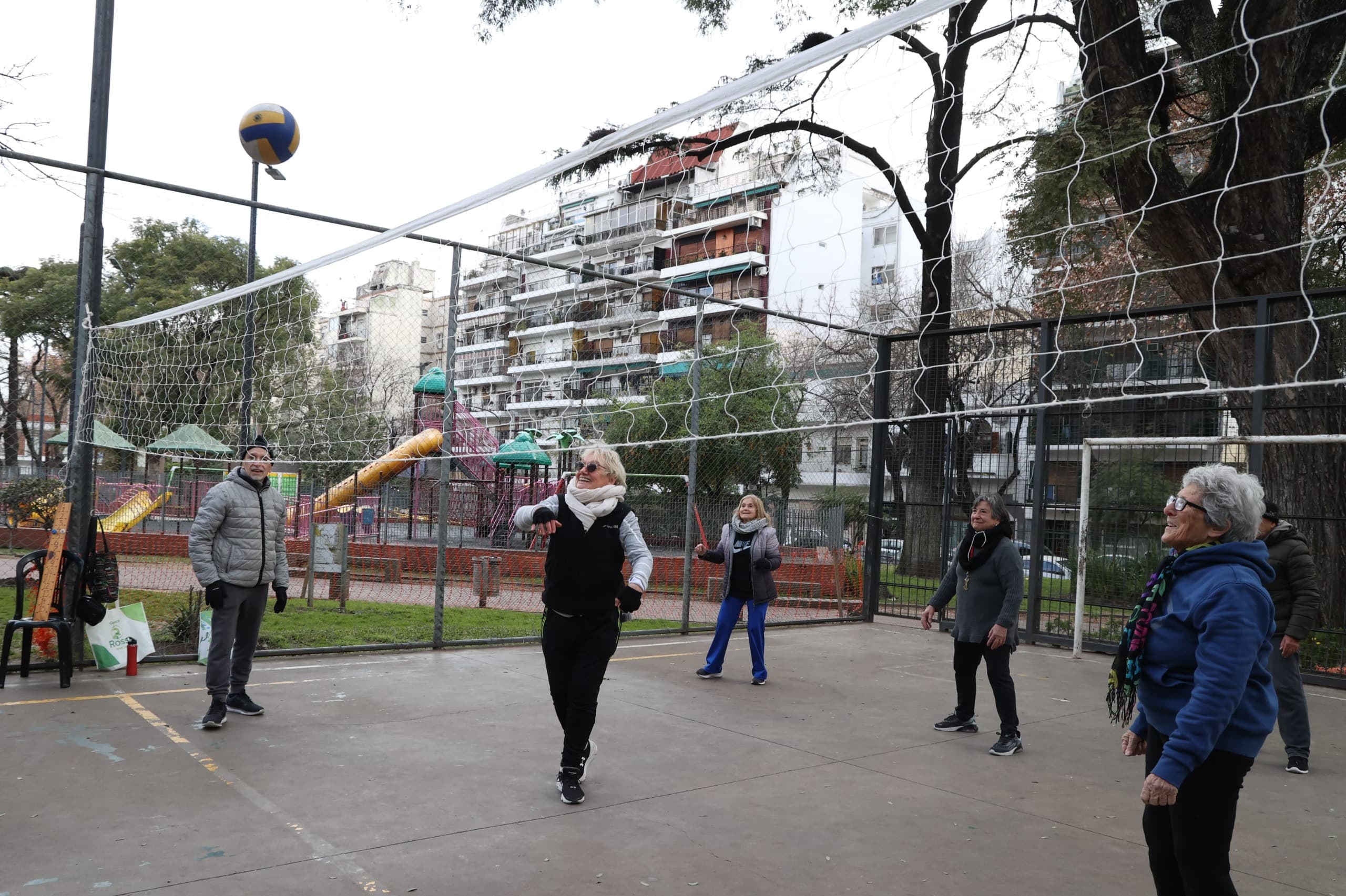 Con frío o calor: la pasión del newcom se agranda entre las personas mayores en las plazas porteñas