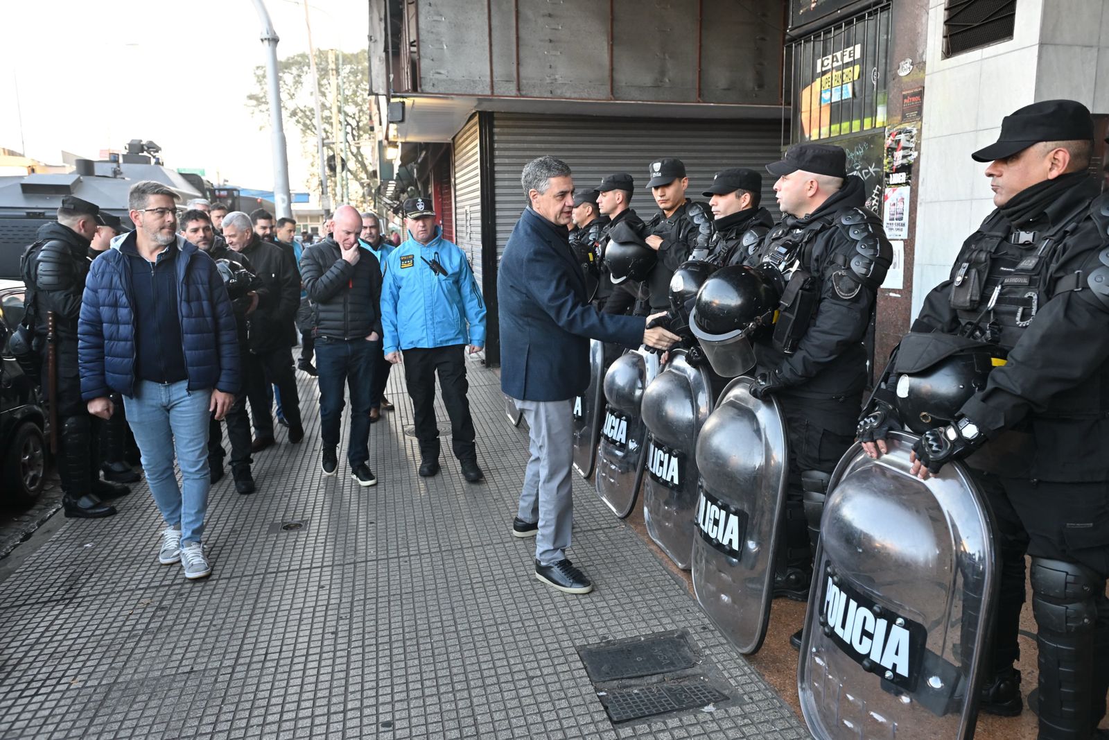 El Gobierno porteño desplegó un operativo para desocupar de manteros las veredas de Liniers