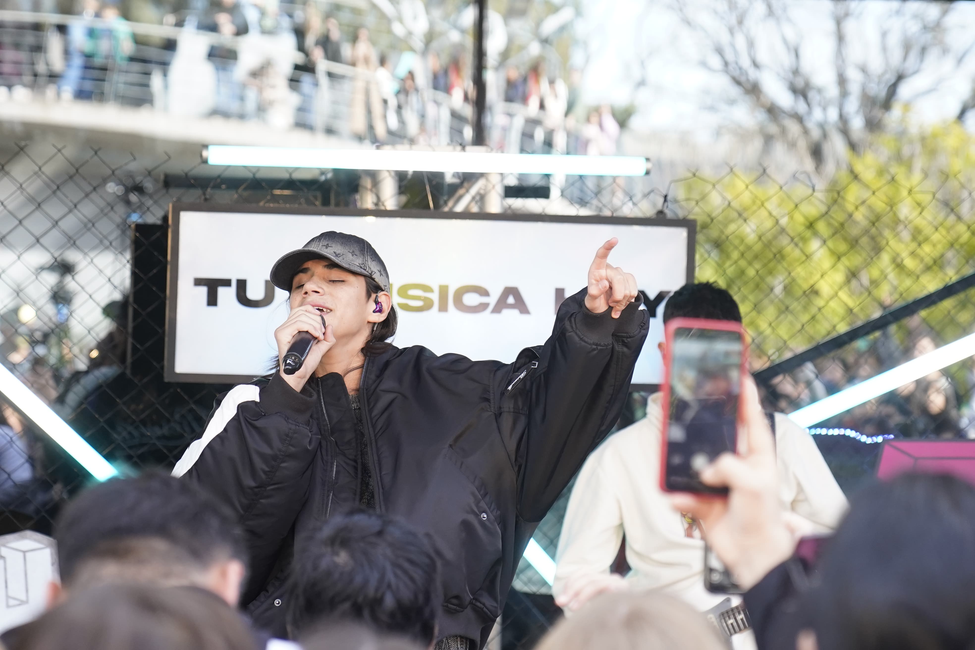 Un show sorpresa de Valentino Merlo transformó el subte en un escenario