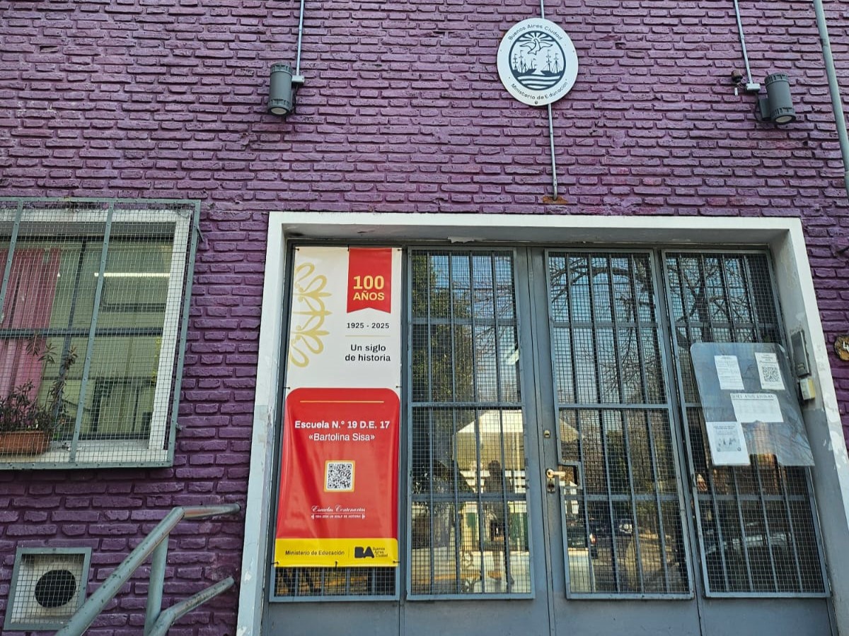 Las 12 Escuelas Centenarias 2025 lucen reconocimientos distintivos en sus fachadas