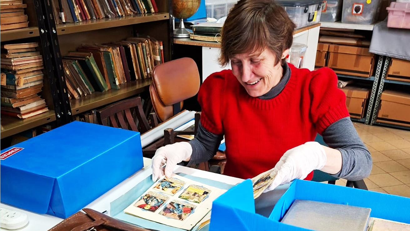 La investigadora Daniela Pelegrinelli visitó el Museo de las Escuelas
