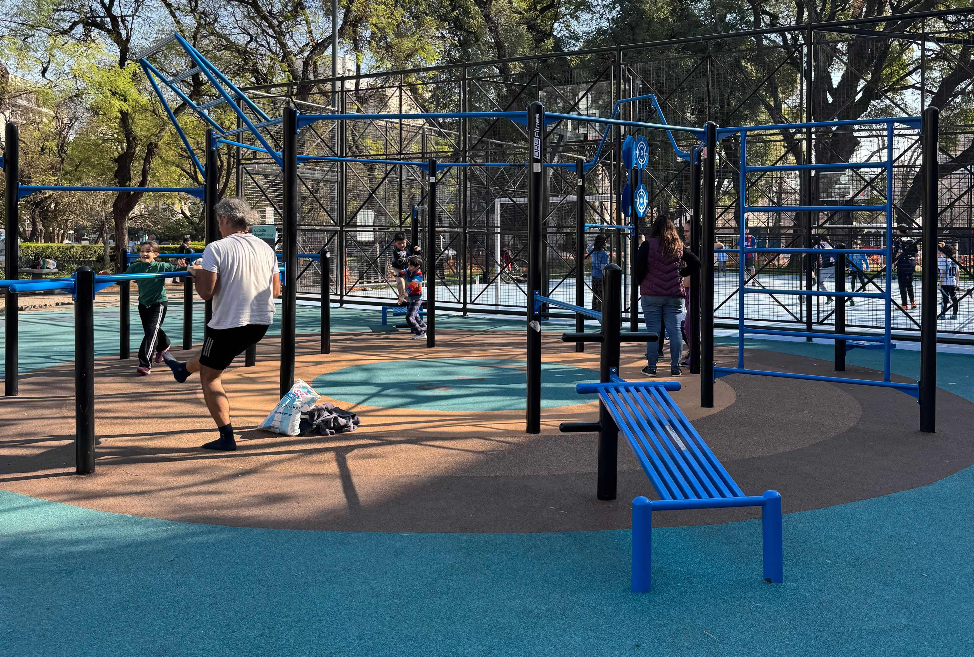 La Plaza 24 de Septiembre estrenó un renovado sector de calistenia