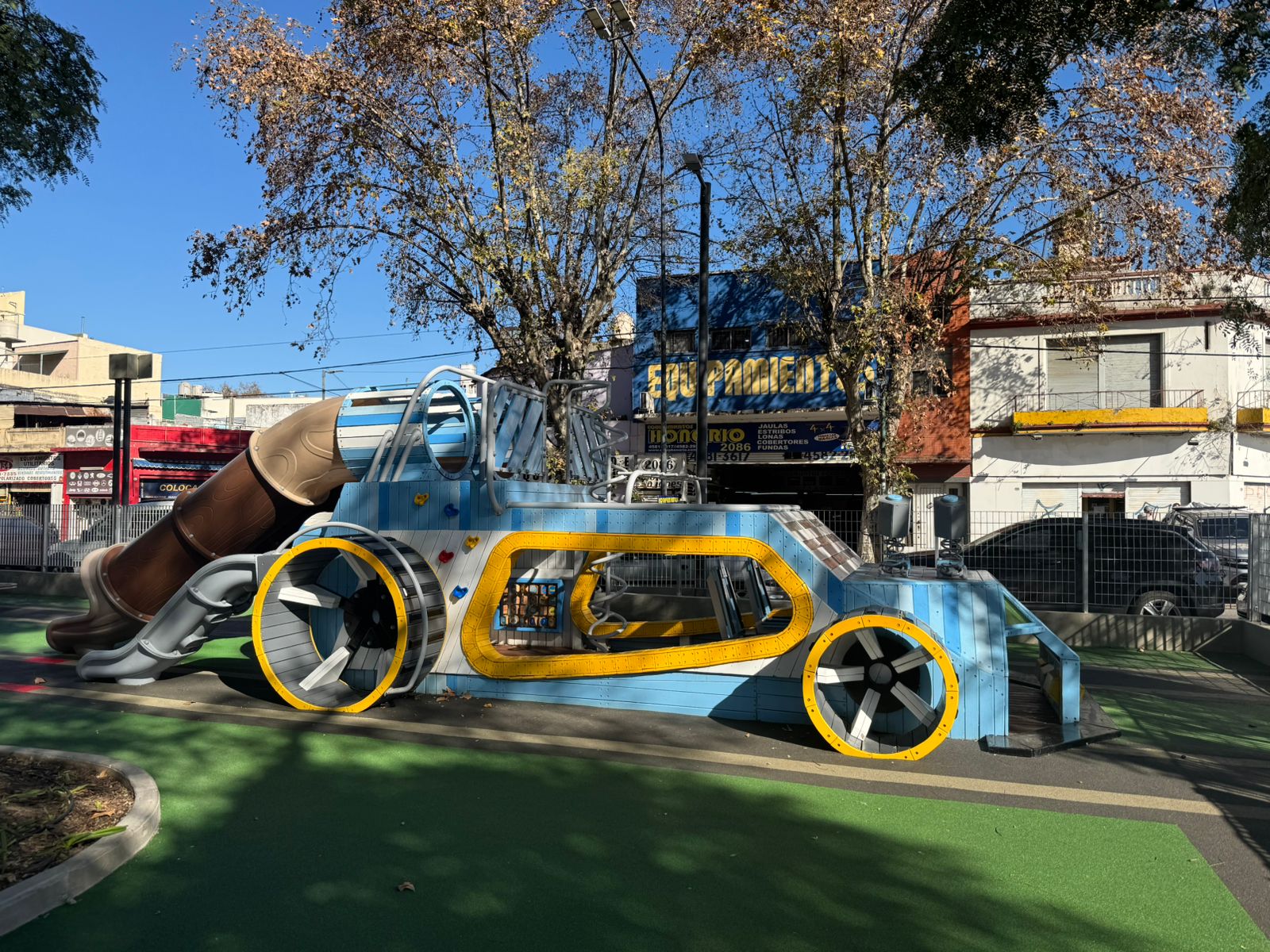 Renovación de la Plazoleta Constancio Vigil con una propuesta inspirada en el automovilismo