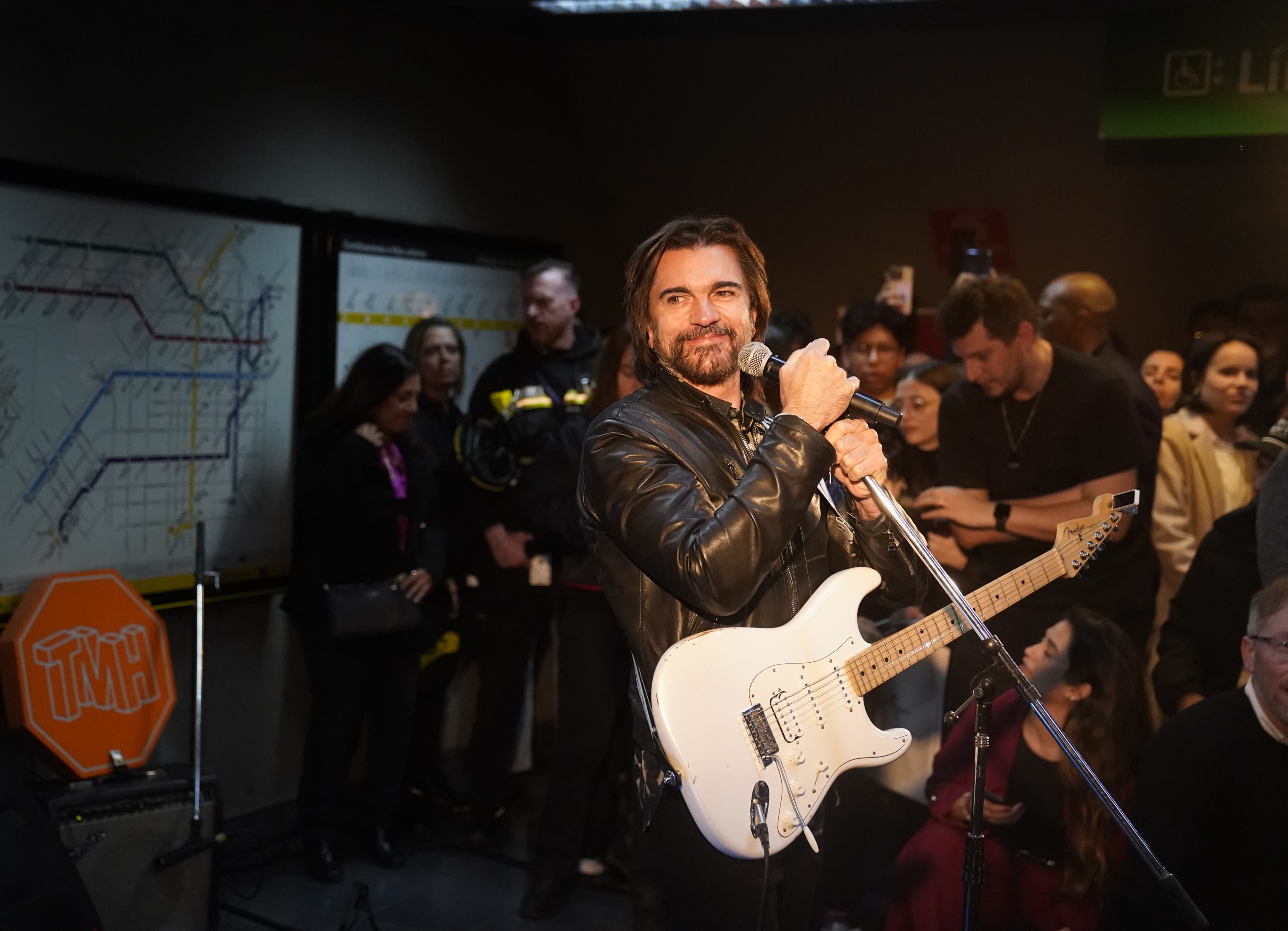 Juanes sorprendió con un show gratuito en el Subte