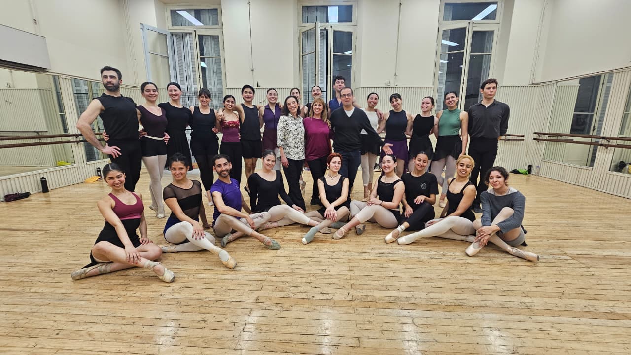 Eleonora Cassano dio una clase magistral para estudiantes de danza clásica de la Ciudad