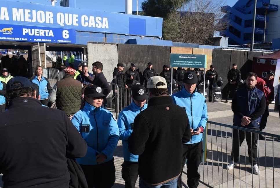 La Ciudad controló a deudores alimentarios morosos en el partido entre Los Pumas y All Blacks