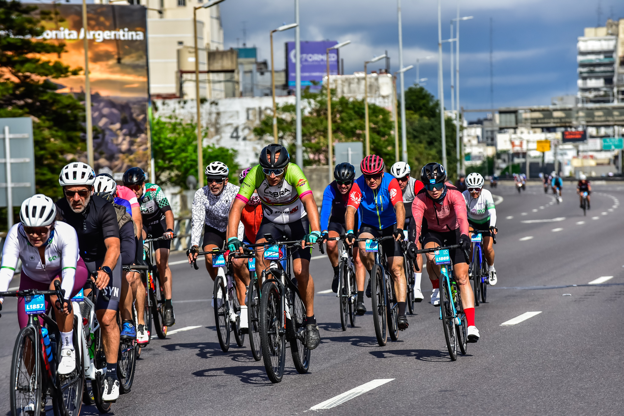 Cuatro mil ciclistas pedalearon por las autopistas porteñas a pura adrenalina