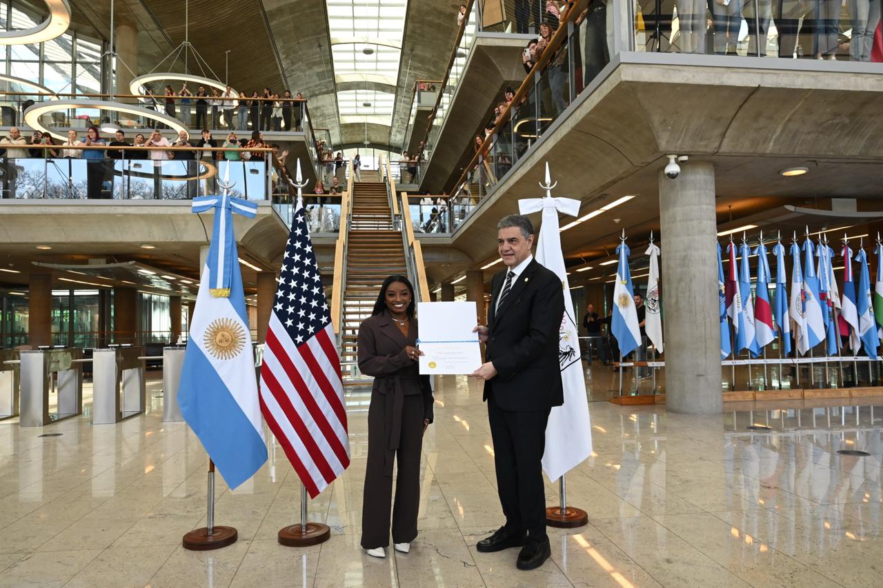 Jorge Macri le dio la bienvenida a Simone Biles, la mejor gimnasta del mundo, “Huésped de honor” de la Ciudad