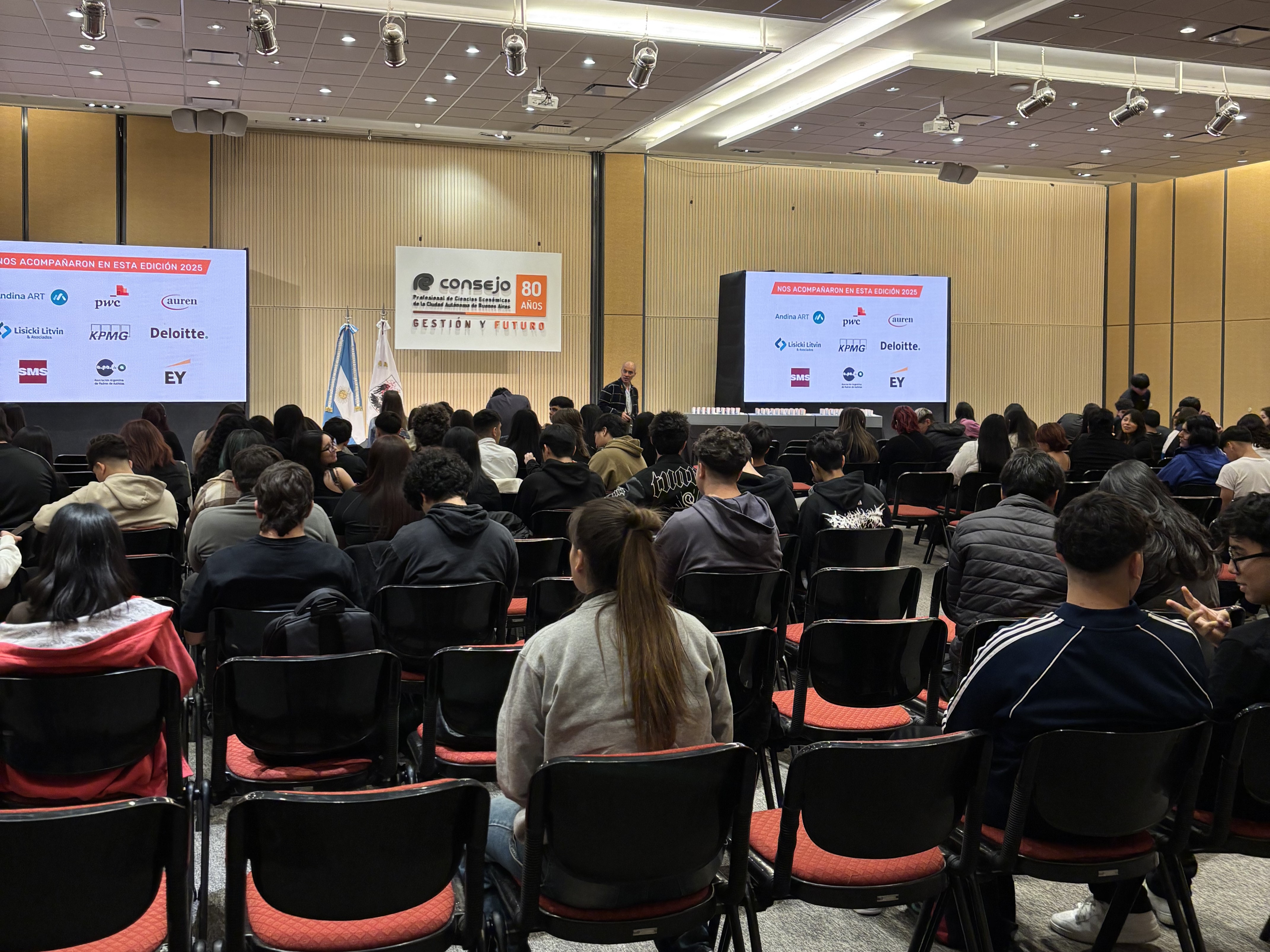 250 estudiantes recibieron sus diplomas de Vinculación con el Futuro