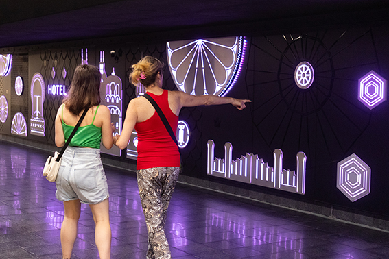 Una instalación reproduce la esencia de la Avenida de Mayo bajo tierra