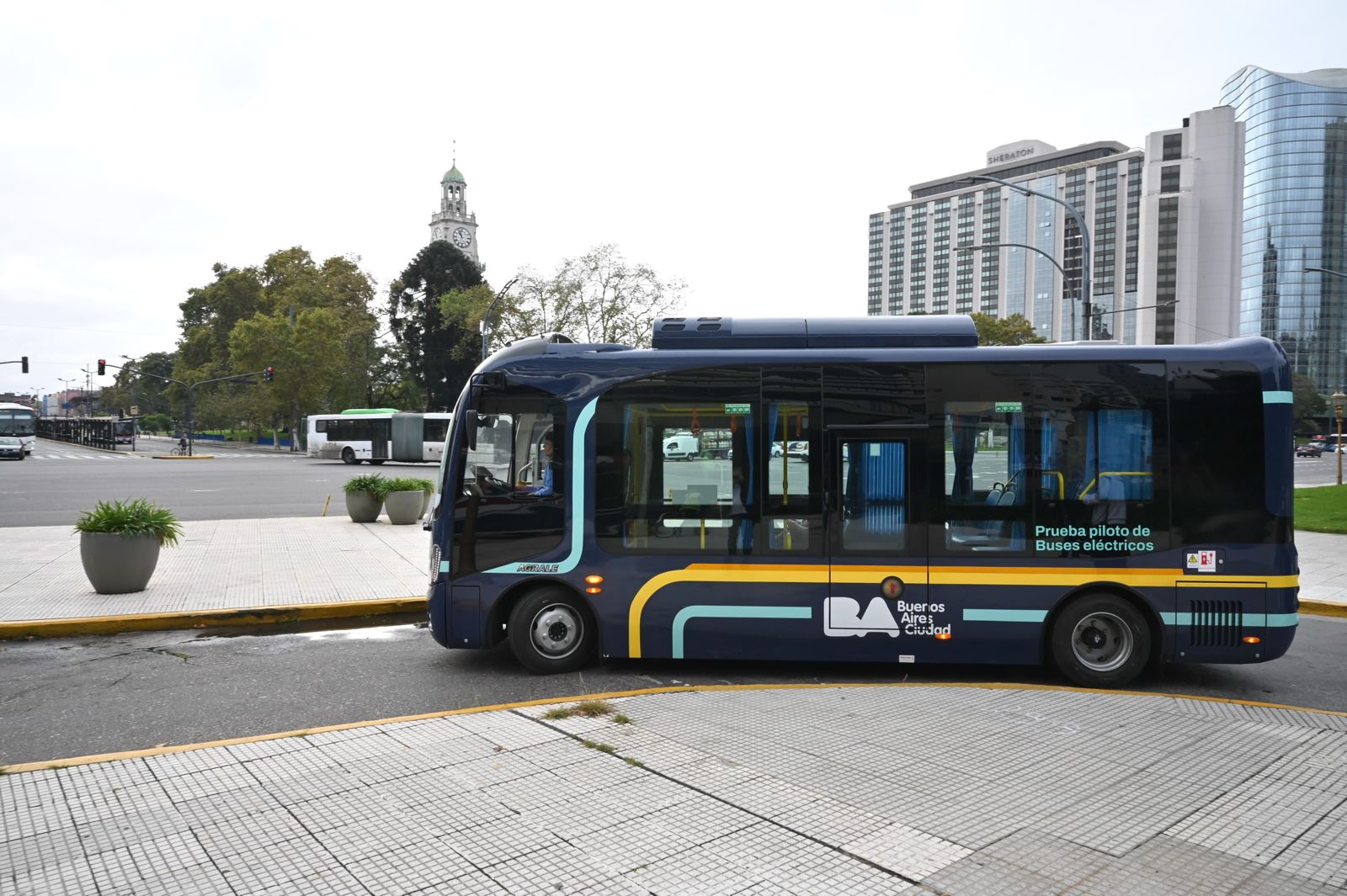 Buenos Aires y Madrid trabajan en planes para mejorar la movilidad con transportes sostenibles como el e-bus