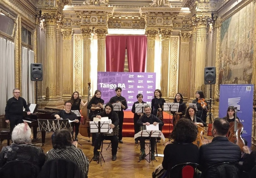Clasicos del tango por la Orquesta de Tango del Piazzolla