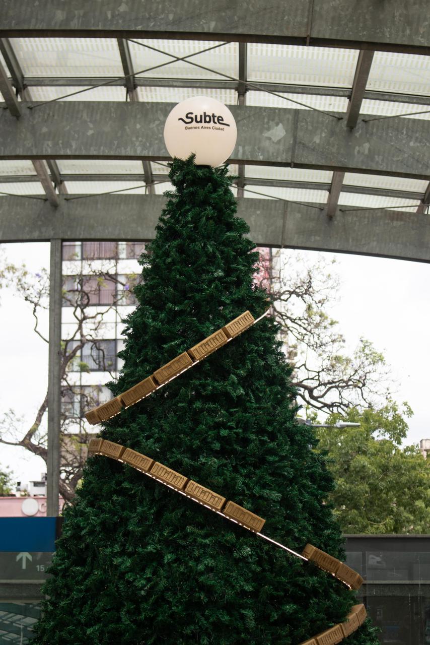 El Subte celebra la Navidad con un árbol gigante y acciones en todas las líneas